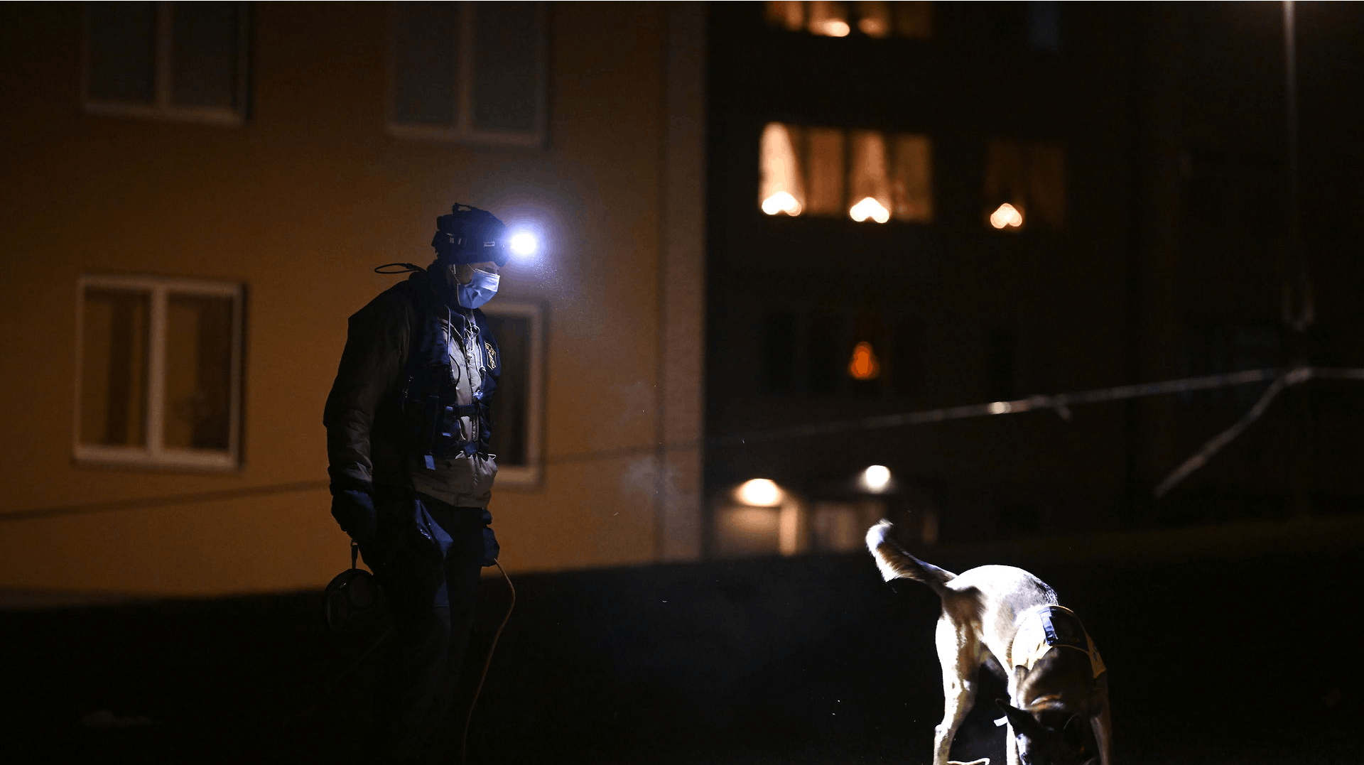 Svensk Politi undersøger gerningsstedet, hvor en mand i 20'erne søndag aften blev skuddræbt.