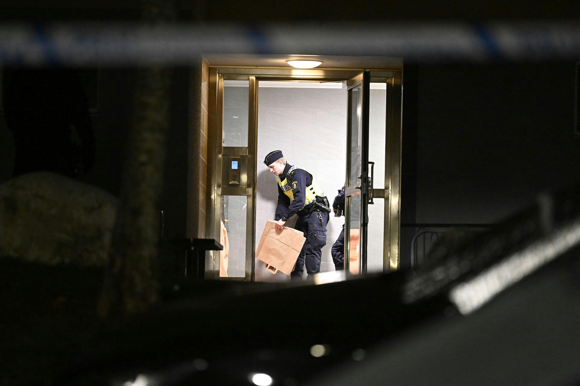 Politiets teknikere undersøger gerningsstedet efter drabet søndag. Politiet mener, at de mange drab kan knyttes til et opgør mellem forskellige kriminelle bander.