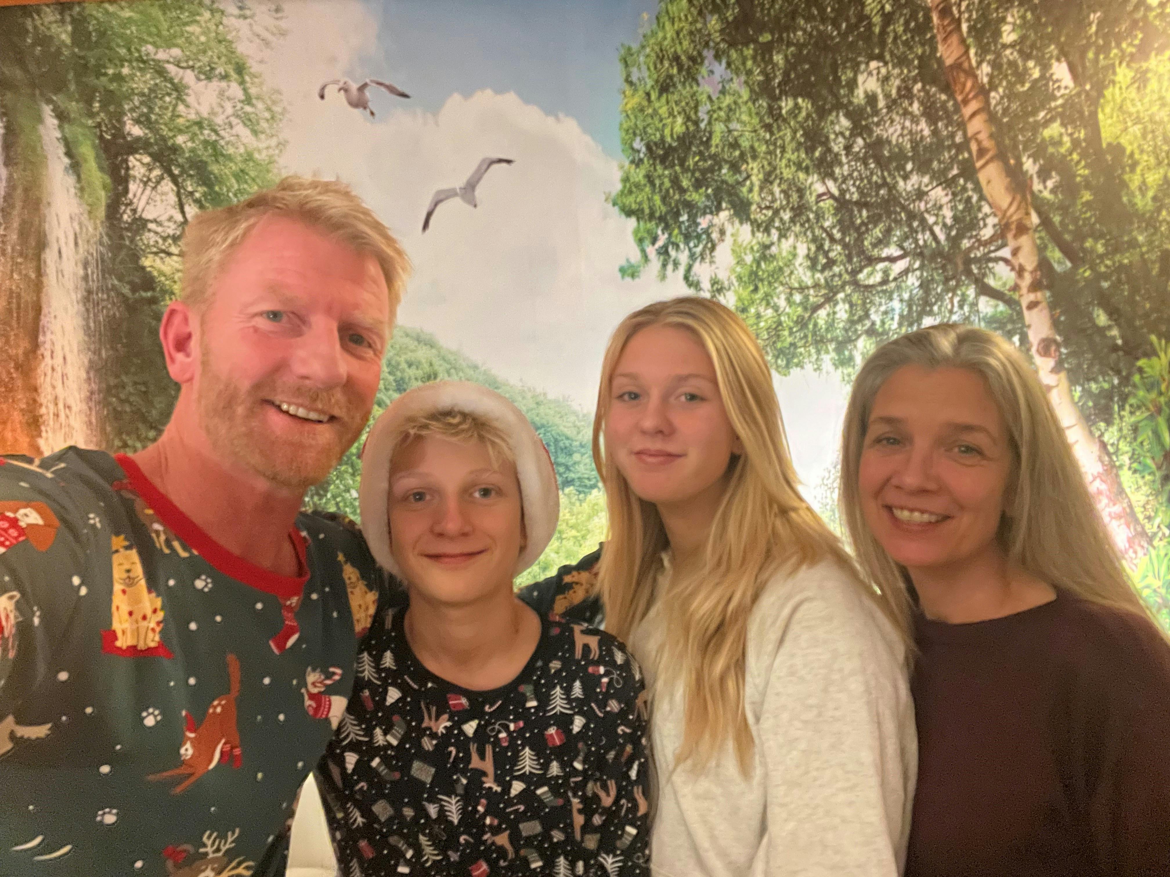 Mikkel med børnene Charlie, 12, og Fie, 13, og hustruen Dorthe på 50.