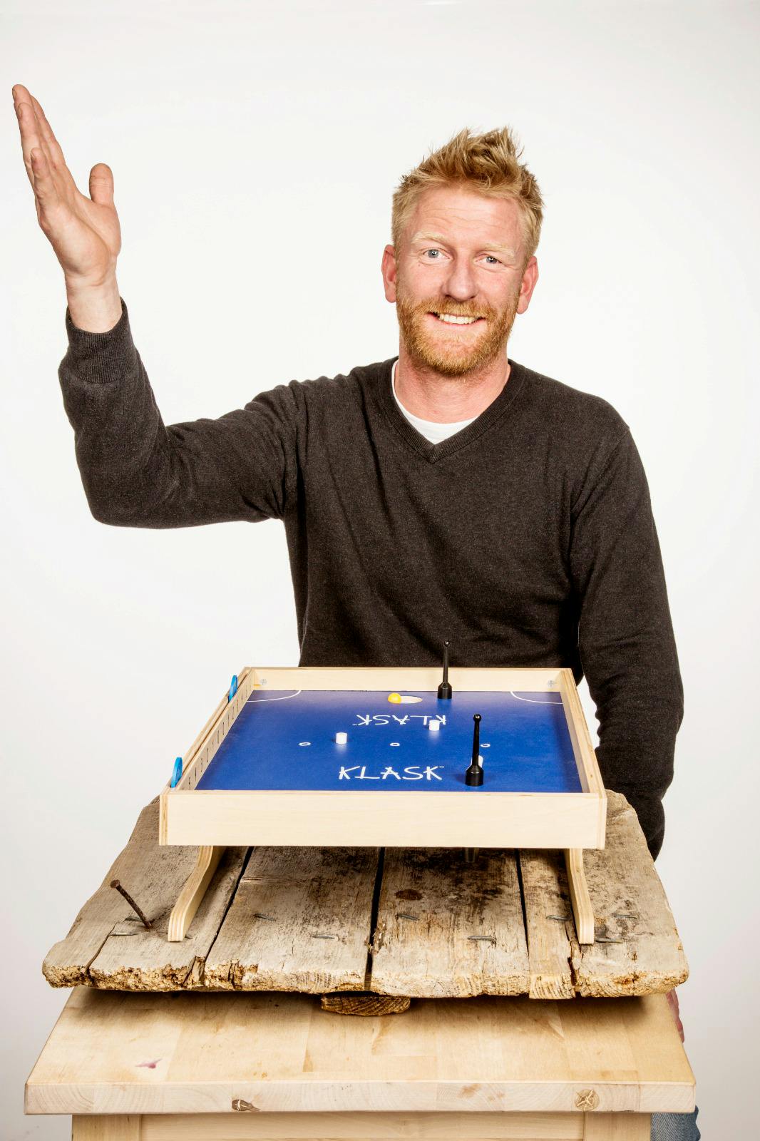 Mikkels job består i at rejse verden rundt med sit eget spil, KLASK.