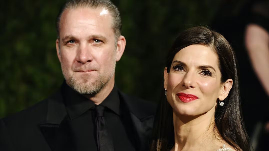 Jesse James var sin ekskone Sandra Bullock utro. Nu beskylder hans nye kone ham for det samme.