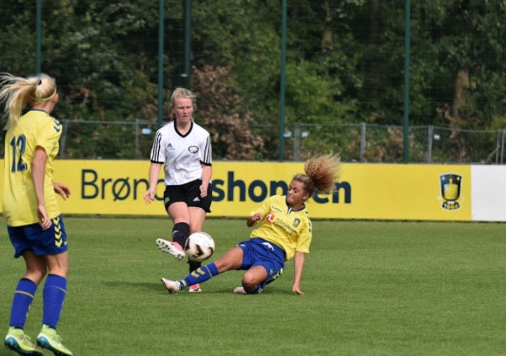 Naja Stencel på banen i Brøndby.