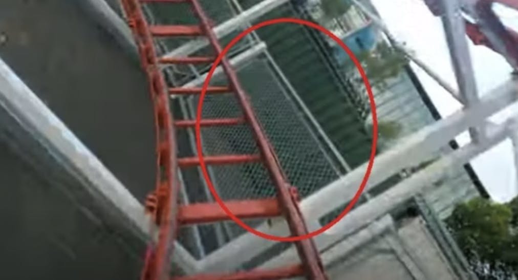 En video fra sidste år viser, at der på det tidspunkt var hegn ved forlystelsen. Om der også var det ved ulykken, har myndighederne endnu ikke oplyst. 