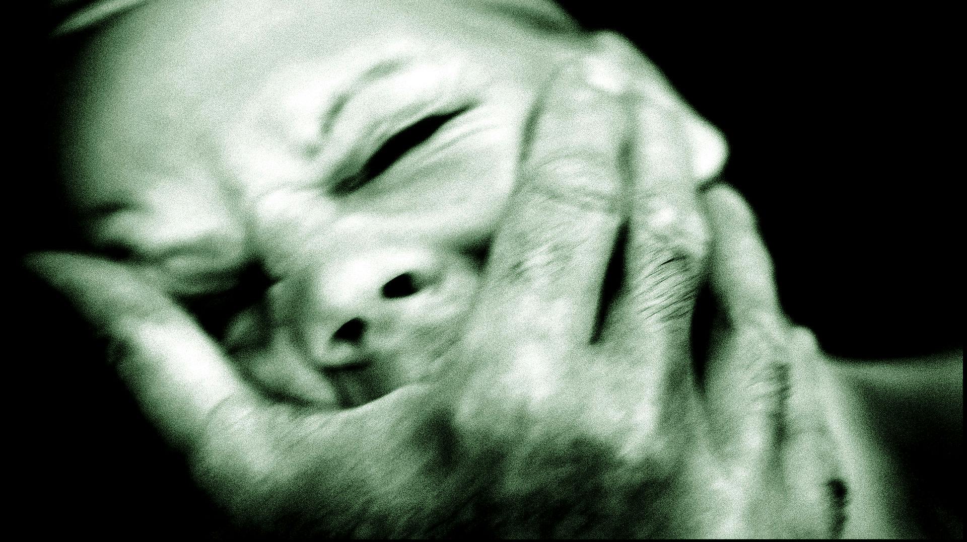 En datter blev solgt til udlandet, hvor hun blev tvangsgift og omskåret. 