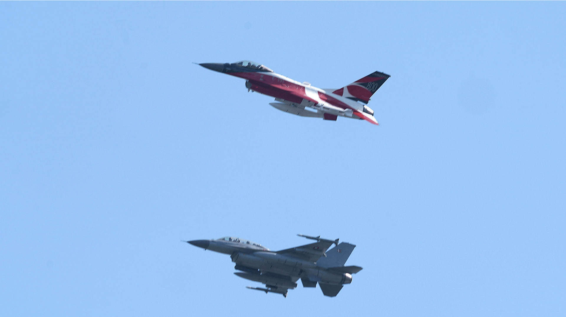 To F-16 jagerfly blev mandag aften sendt i luften over København, da et fly blev udsat for en bombetrussel i Kastrups Lufthavn.