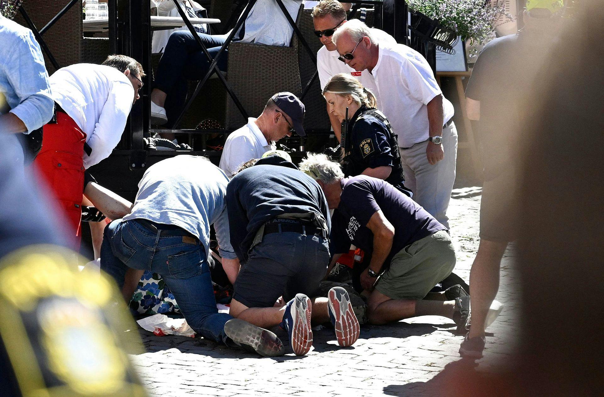 Flere mennesker var klar til at give livreddende hjælp, men det var ikke nok. 