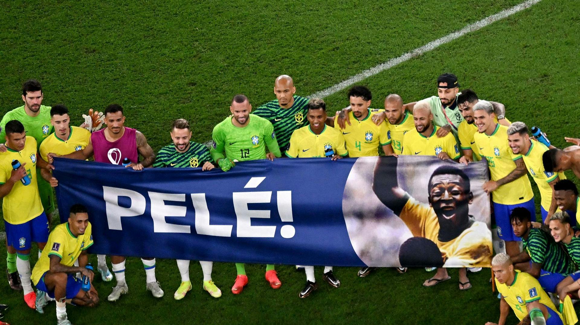 Spillere og fans hylder Pelé.