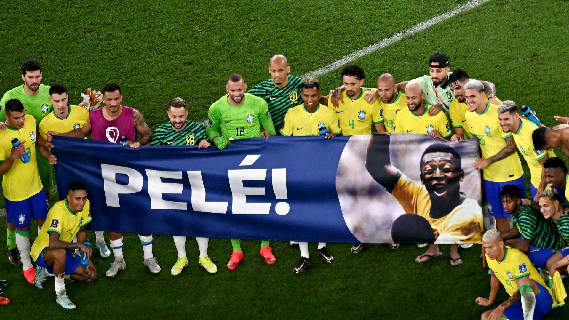 Spillere og fans hylder Pelé.