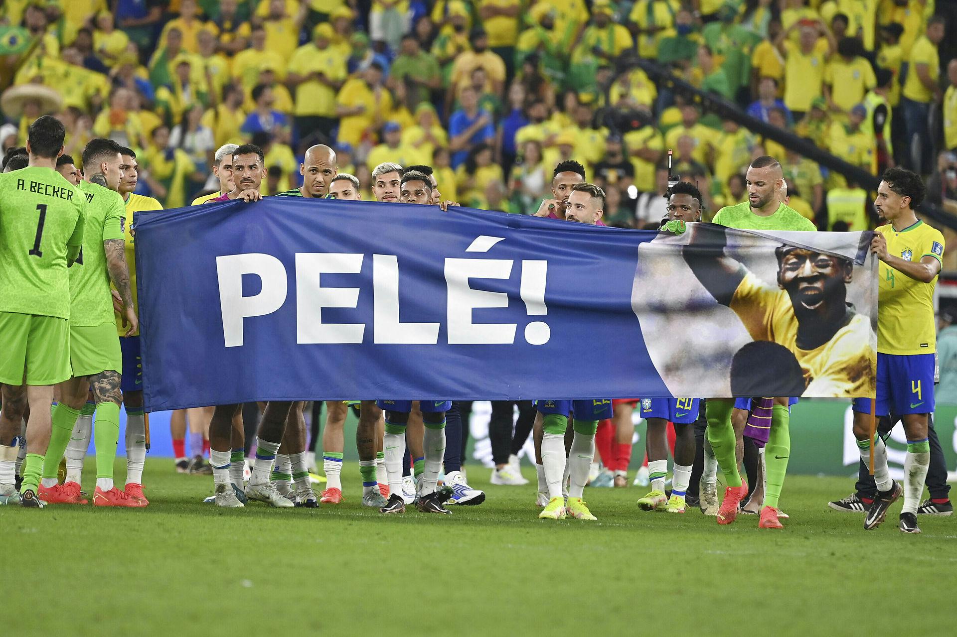 De brasilianske spillere samlet i en hyldest af Pelé.
