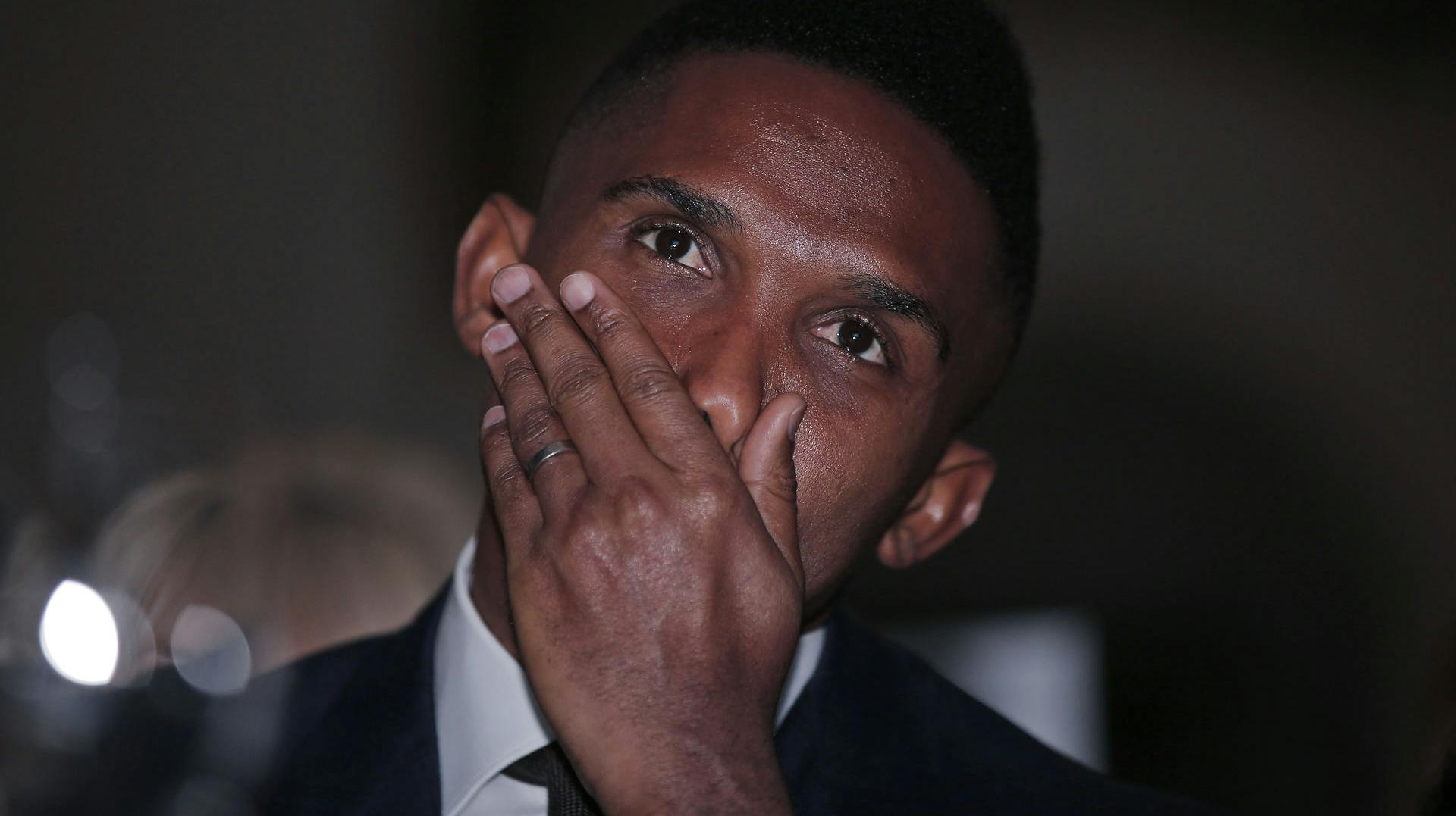 Samuel Eto'o gik amok på en fan ude foran stadion i Qatar.&nbsp;