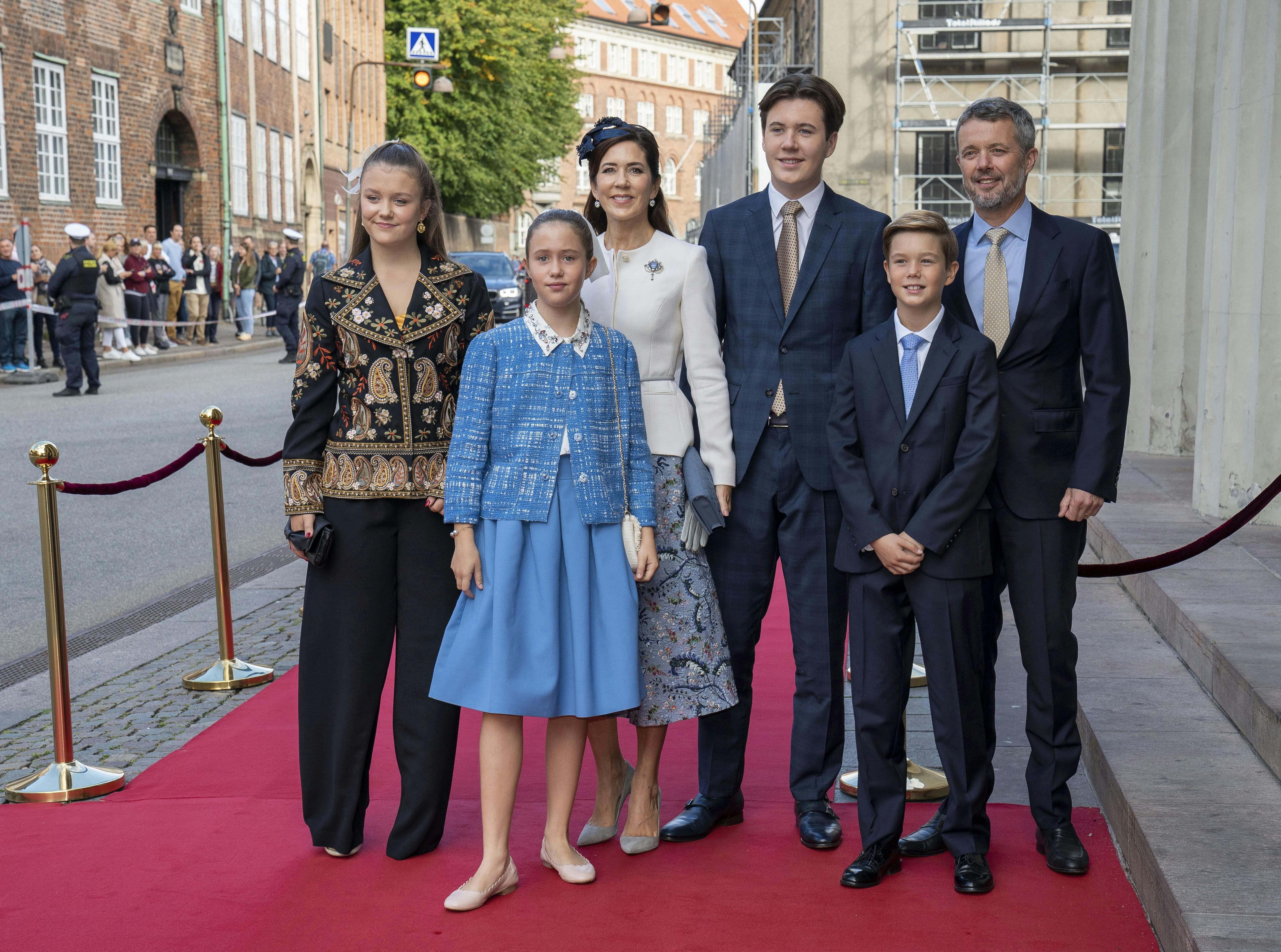 Prinsesse Isabella, prinsesse Josephine, kronprinsesse Mary, prins Christian, prins Vincent og kronprins Frederik 