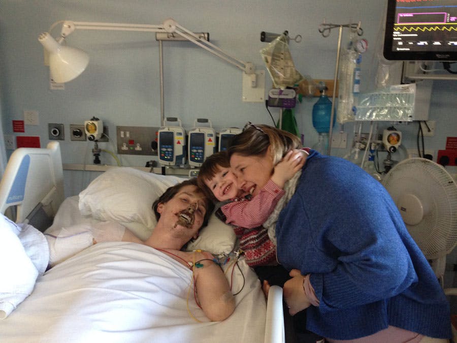 Alex Lewis på hospitalet, hvor han fik besøg af sin familie. 