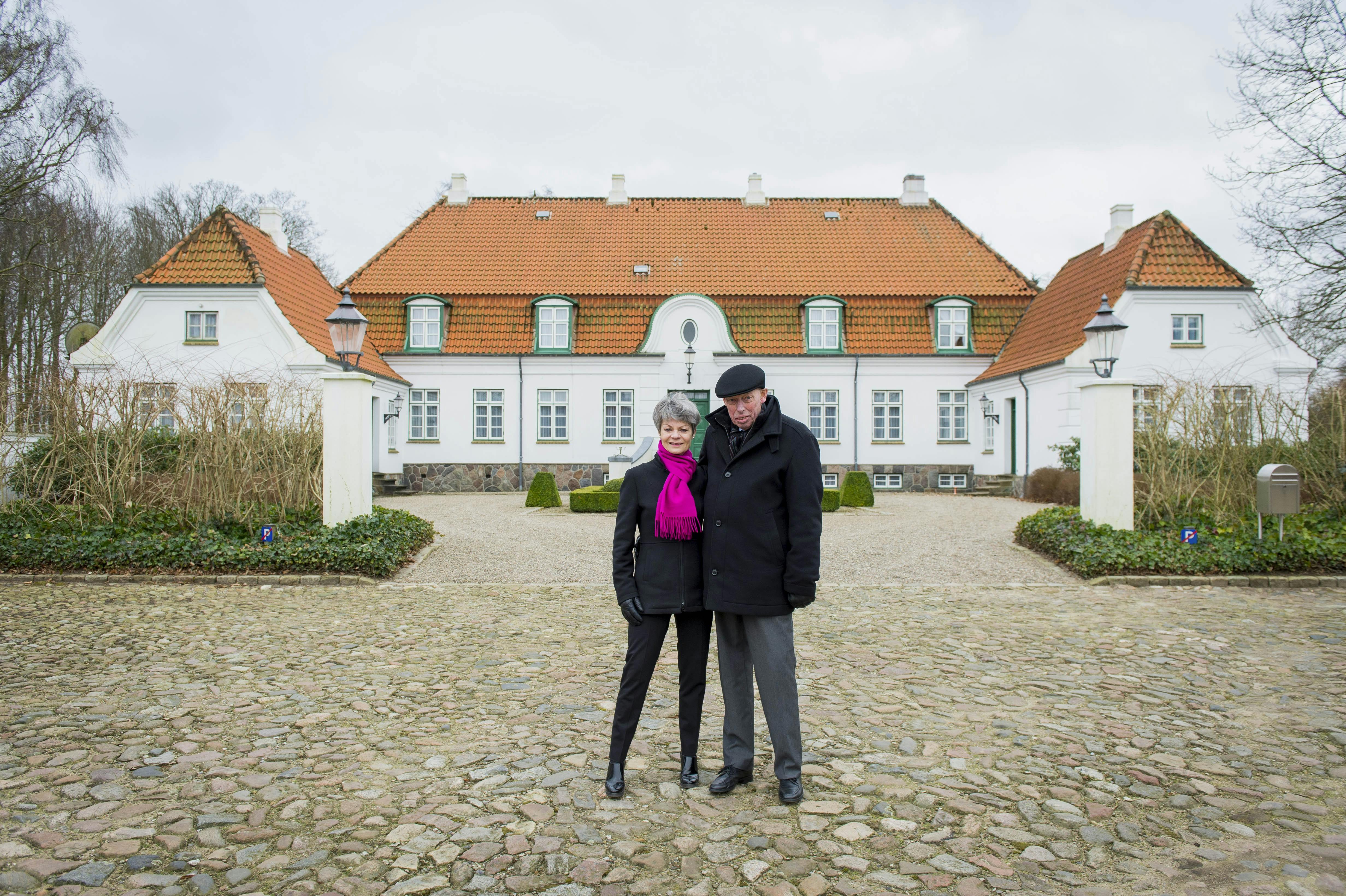 Parret foran godset Egeland, som de lige er flyttet fra.
