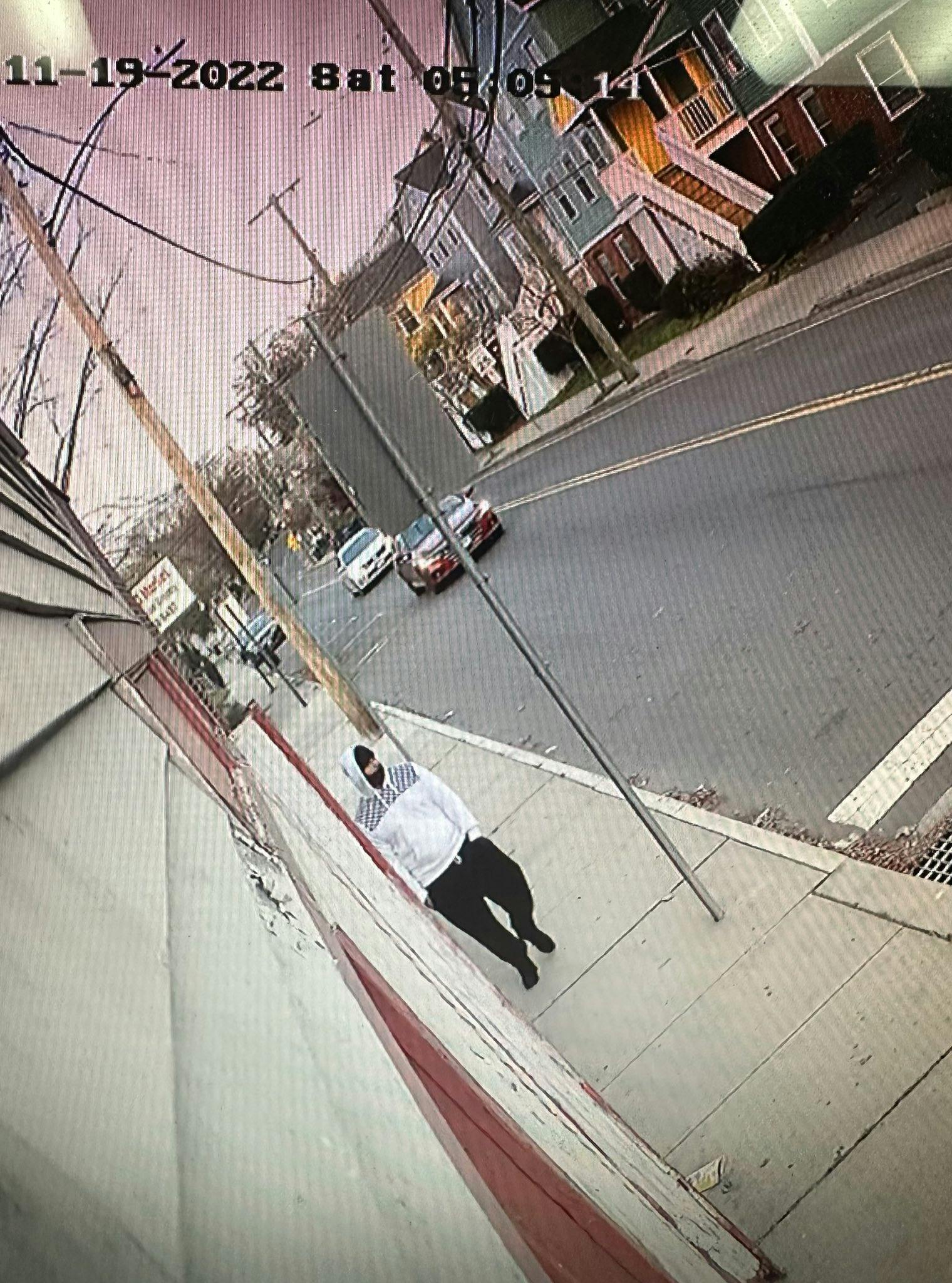 Christopher Francisquini fanget på et overvågningskamera dagen efter drabet på hans datter.