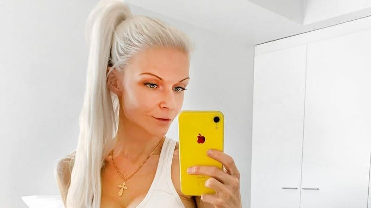 Den finske model og influencer Lola Pähkinämäkaki sad ved siden af den afdøde mand i seks timer.