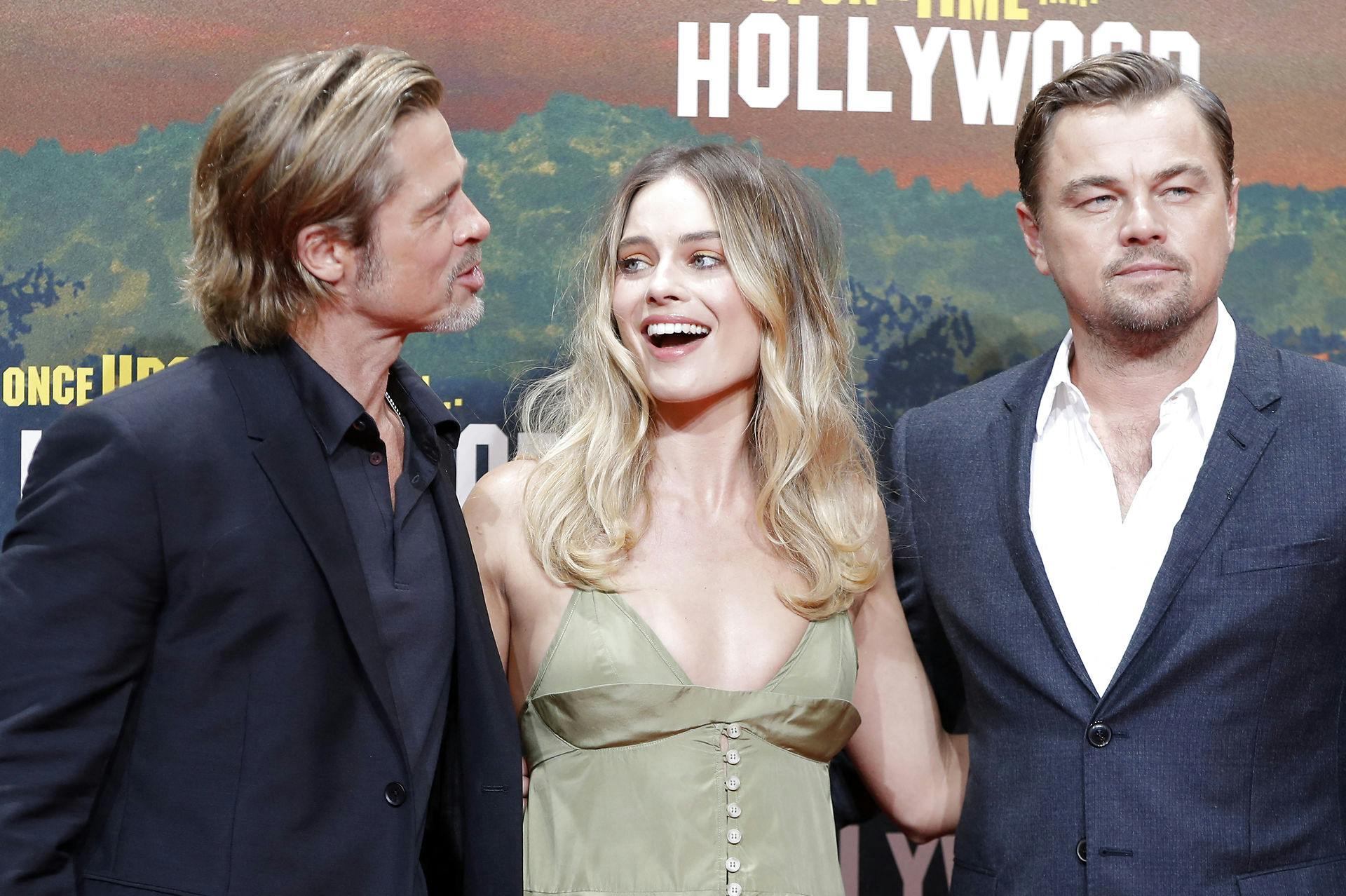 Margot Robbie med Brad Pitt (v) og Leonardo DiCaprio (h) til premieren på "Once Upon a Time in Hollywood" i 2019.&nbsp;
