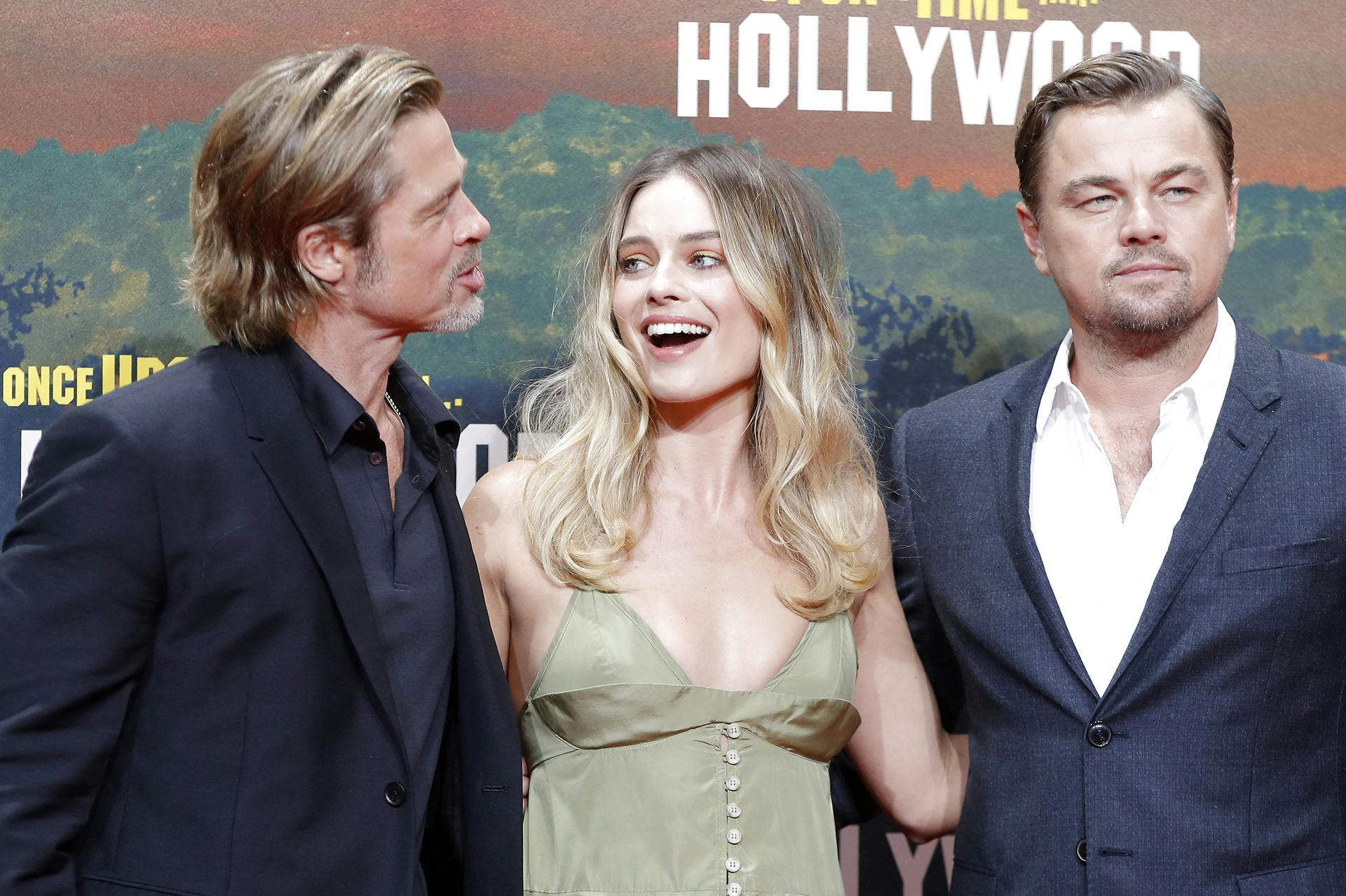 Margot Robbie med Brad Pitt (v) og Leonardo DiCaprio (h) til premieren på "Once Upon a Time in Hollywood" i 2019. 