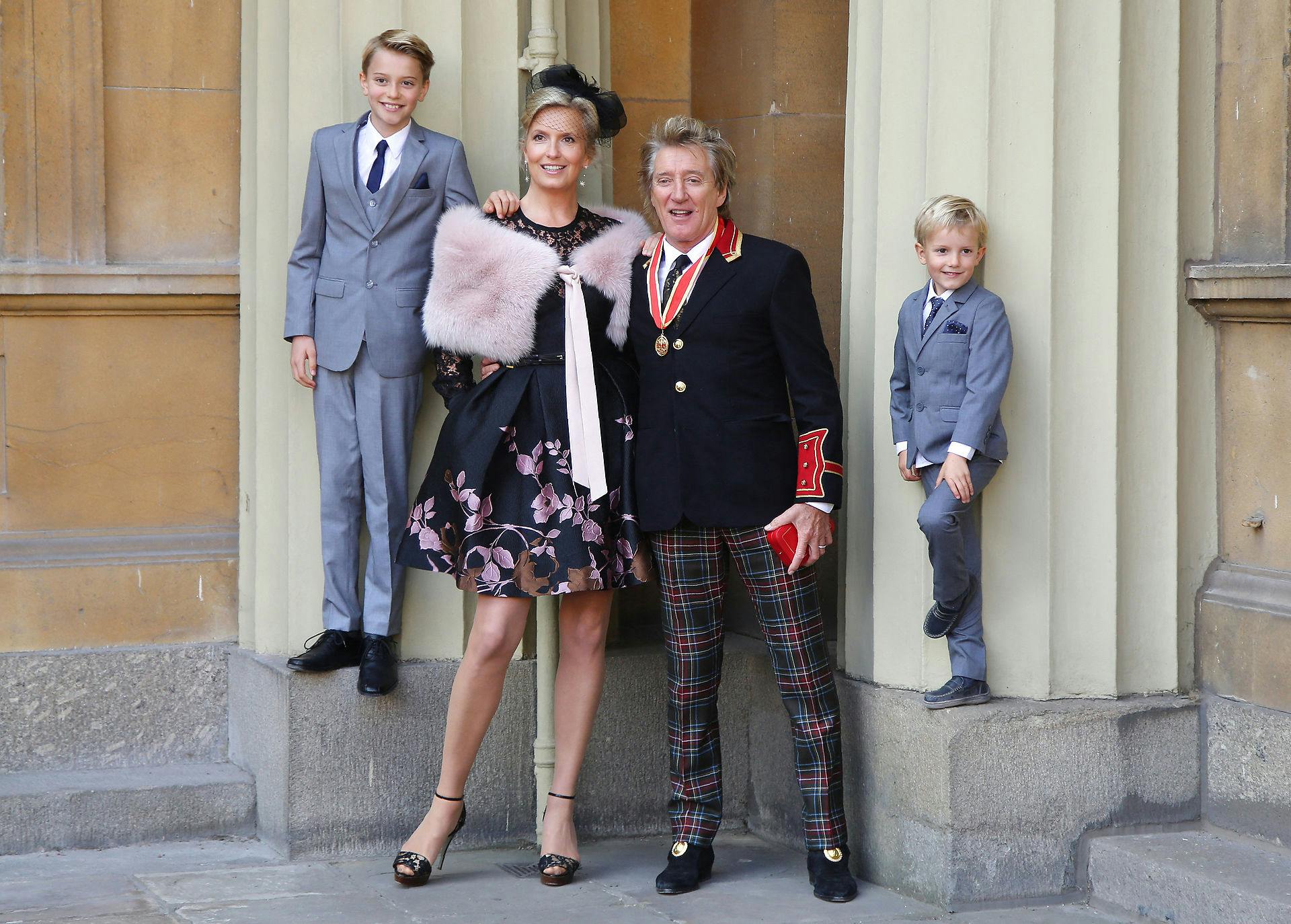 Rod Stewart og hustru Penny Lancaster, med børnene Alastair og Aiden.
