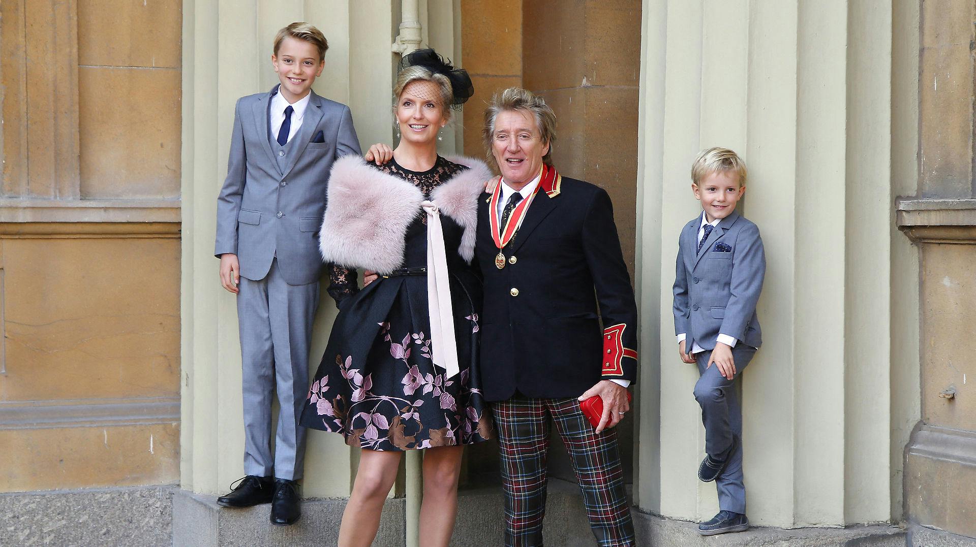 Rod Stewart og hustru Penny Lancaster, med børnene Alastair og Aiden.