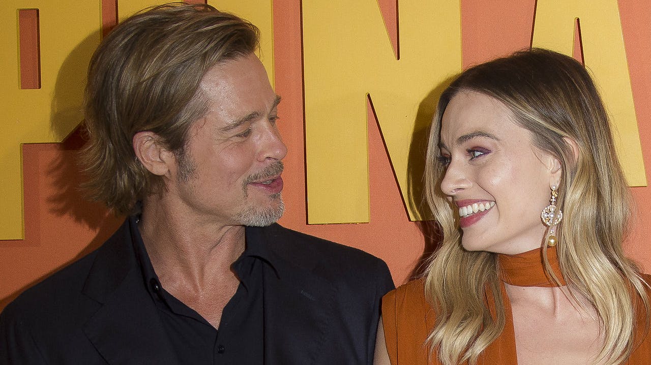 Margot Robbie snød sig til et kys med Brad Pitt under optagelserne til ny film.