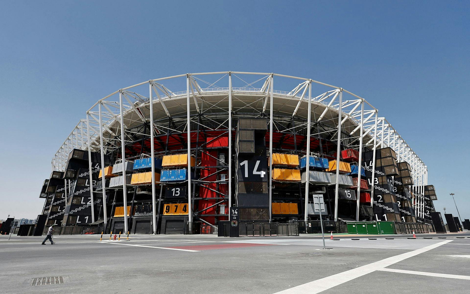 Stadium 974 er bygget op omkring - ja, du gættede rigtigt - 974 containere.