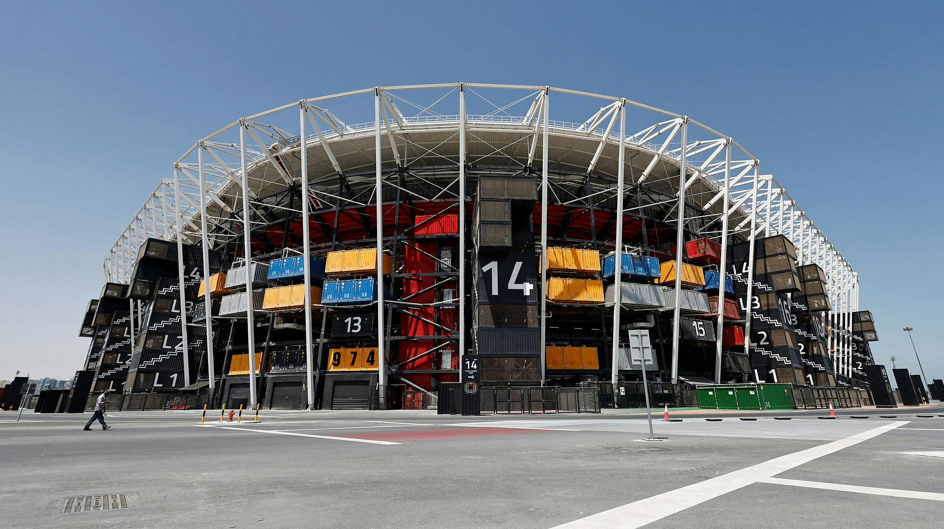 Stadium 974 er bygget op omkring - ja, du gættede rigtigt - 974 containere.