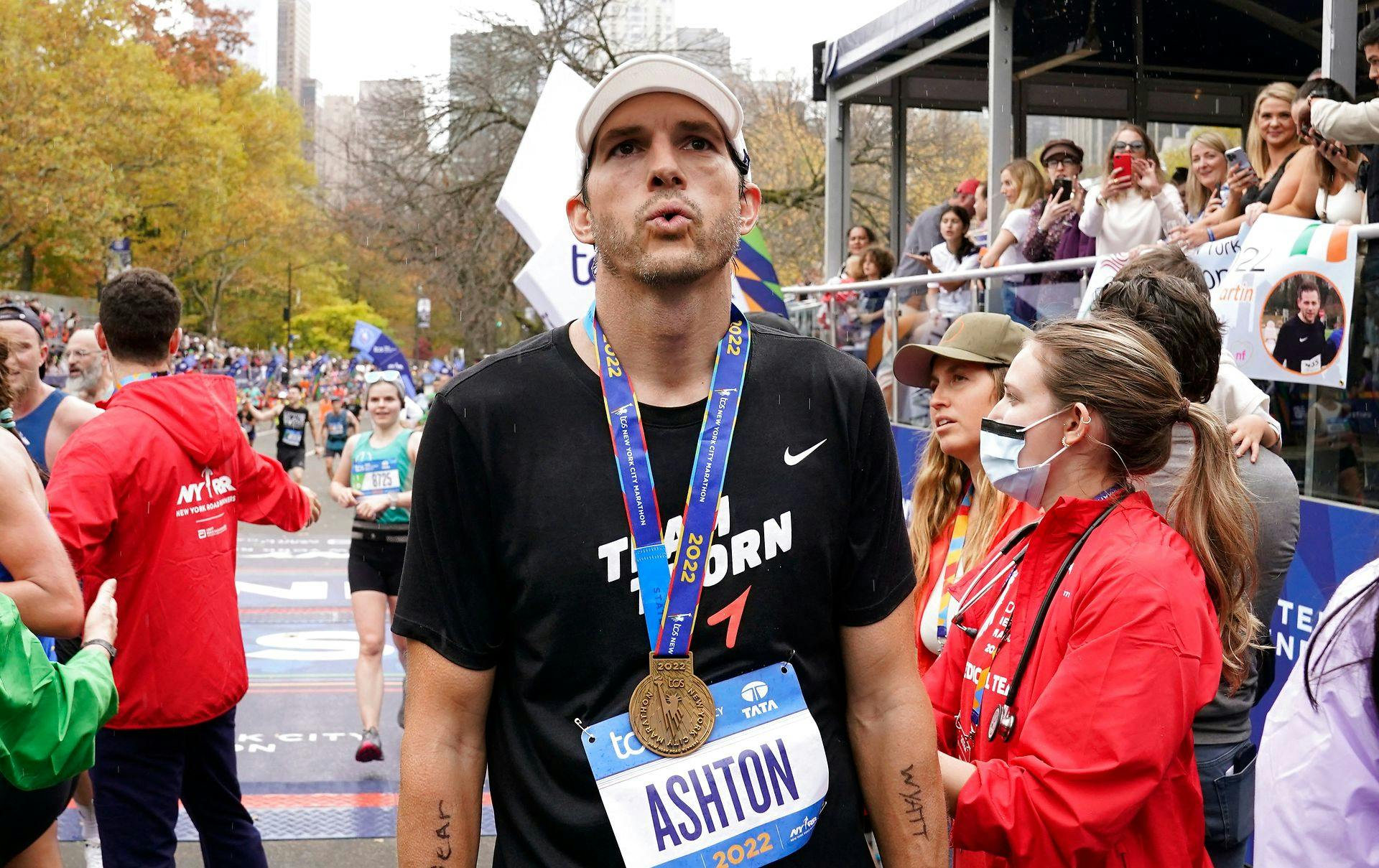 Ashton Kutcher efter New York City Marathon den 6. november.
