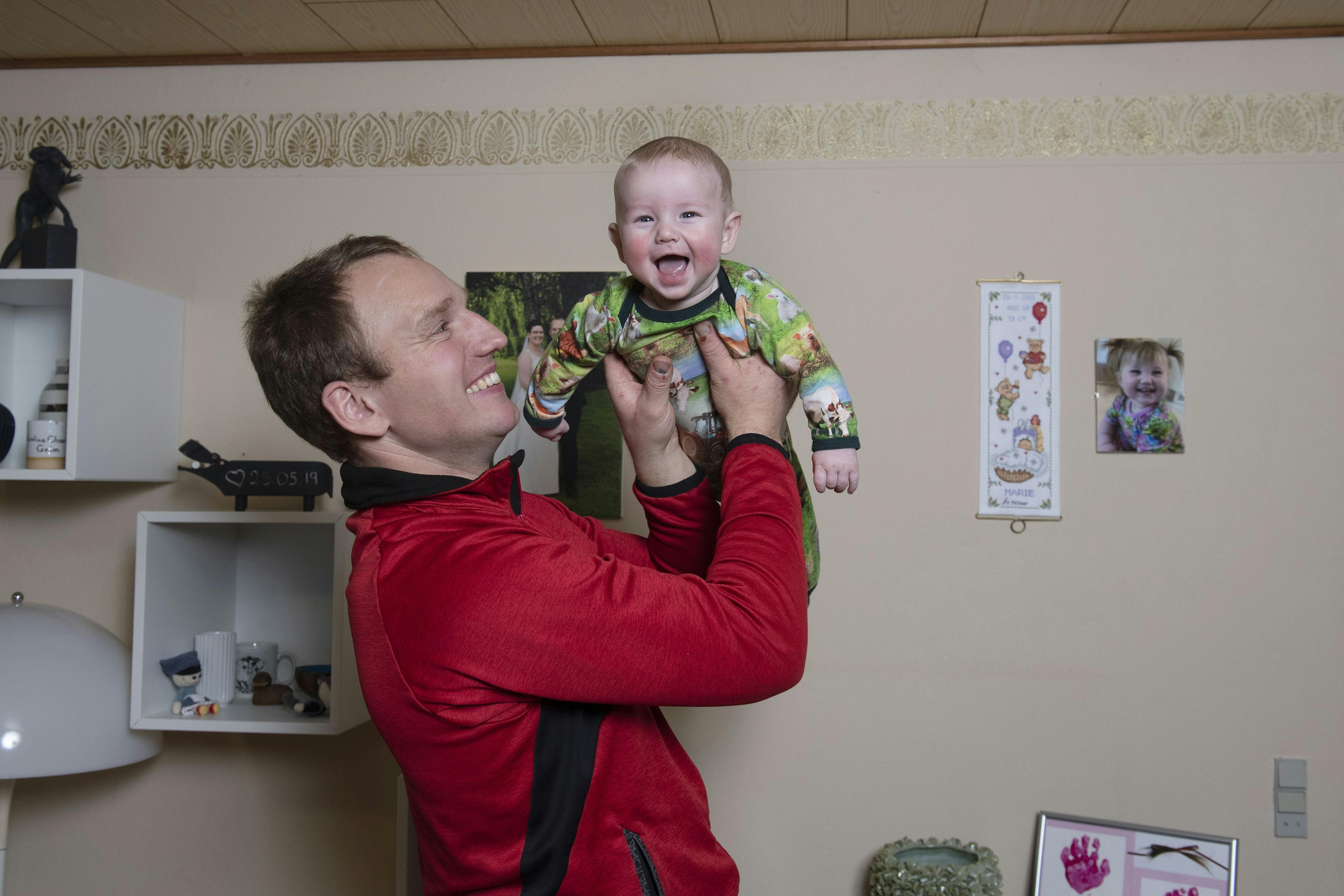 Landmandslivet bliver fint kombineret med rollen som far.
– Jeg er fleksibel og er lidt inde og lidt ude, men jeg er mest ude, siger Thomas Bertram.