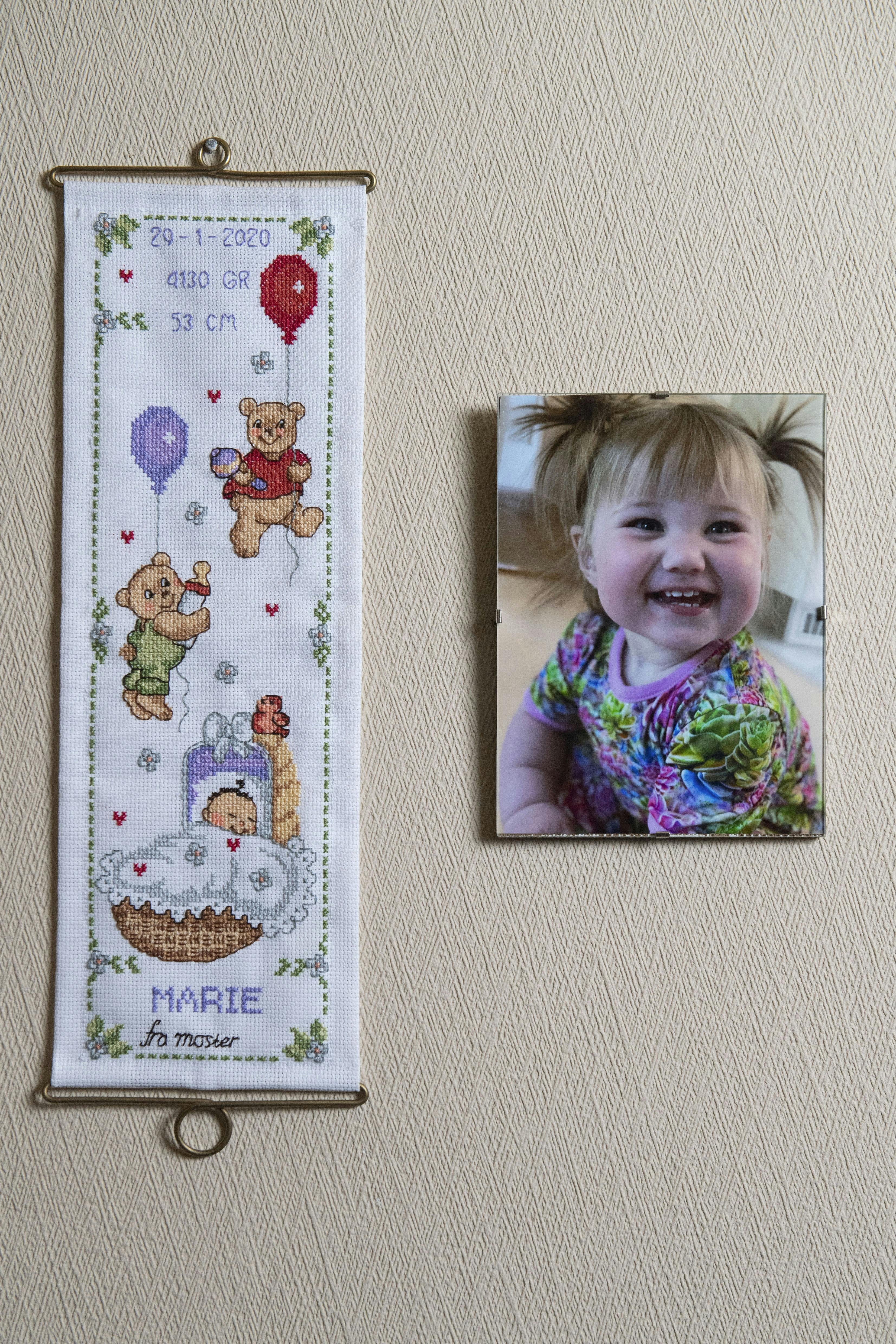 Marie ville være fyldt tre år til januar, men hun nåede kun at blive knap halvandet år. Hun har stadig en central plads i stuen hjemme hos familien Bertram. Og parret snakker ofte om de mange minder, de har med hende.