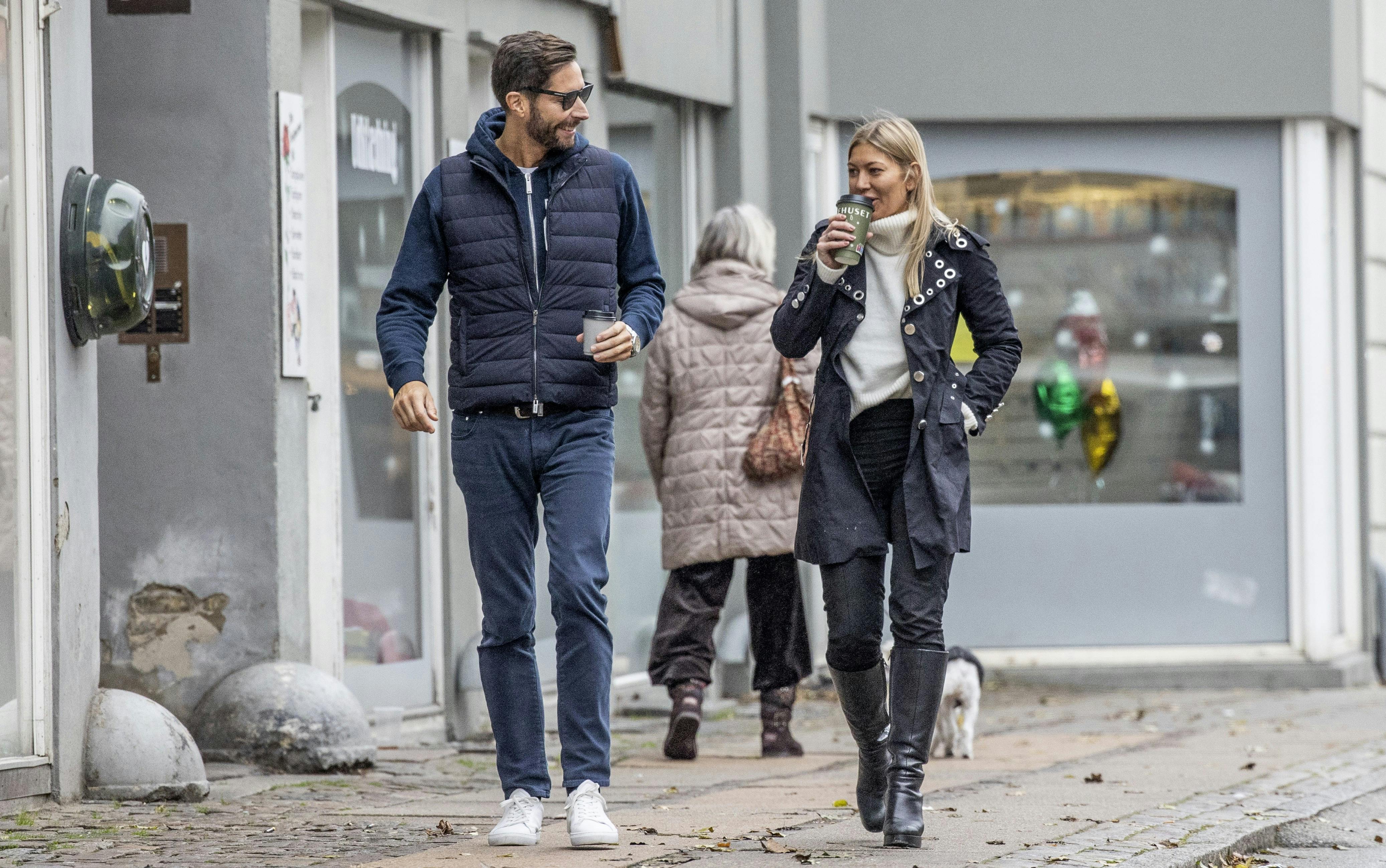 I højt humør slentrede Kåre Quist, 51, forleden på brunch-date sammen med sin nye gode veninde, den tidl. “Paradise”-babe Pernille Nygaard, 32.