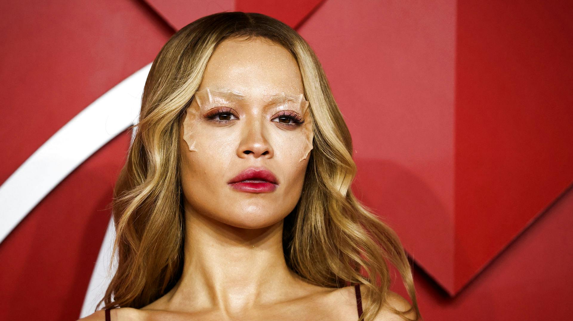 Sangerinden Rita Ora gik all in på den røde løber.