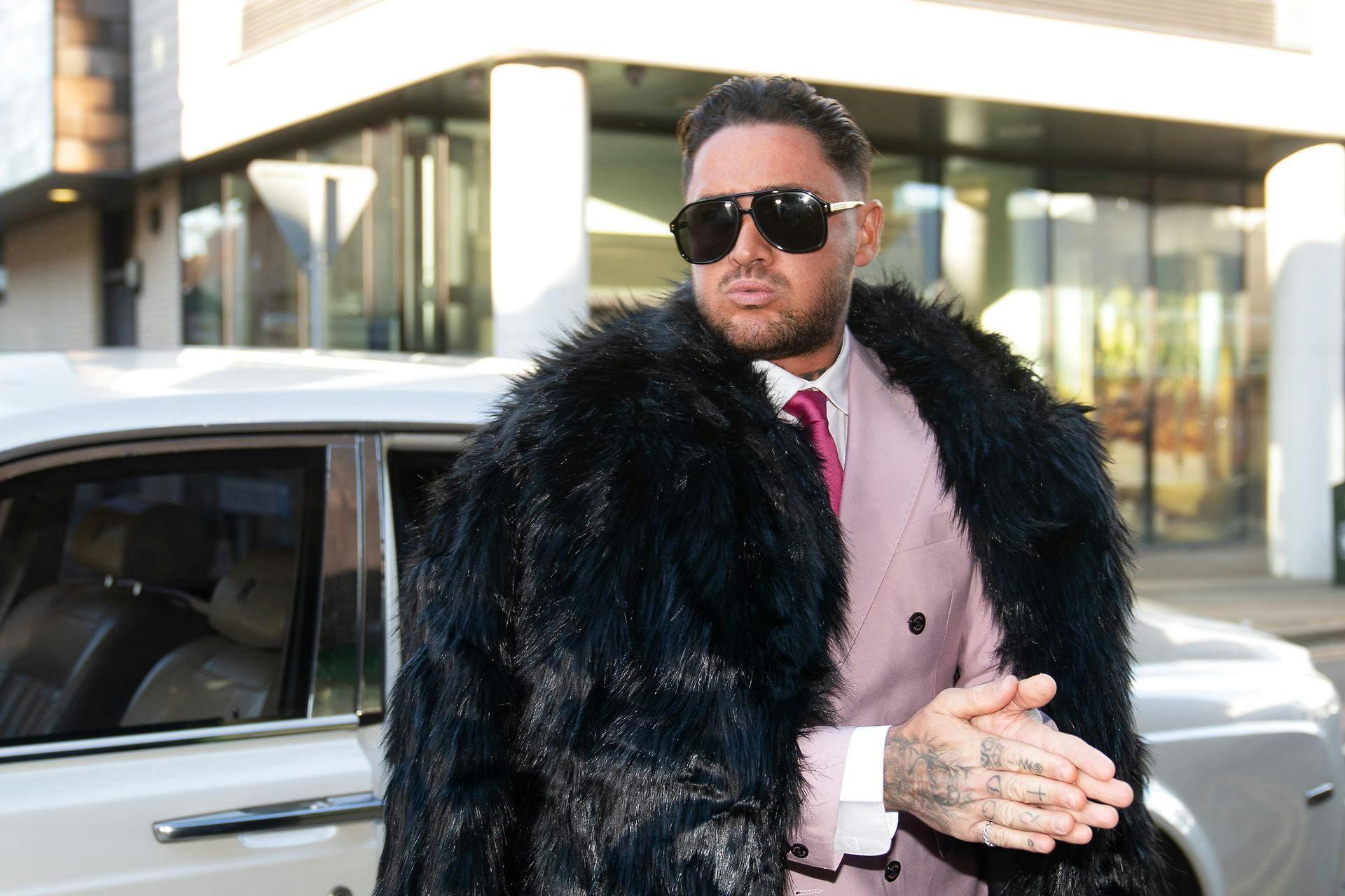 Stephen Bear ankommer her til retten. Han nægter sig skyldig i alle anklager.