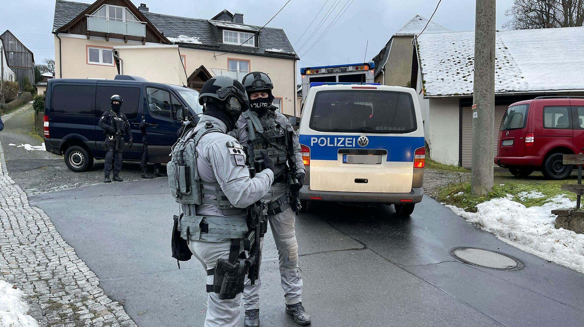 25 mennesker blev anholdt rundt omkring i landet under en kæmpeaktion i morges. 