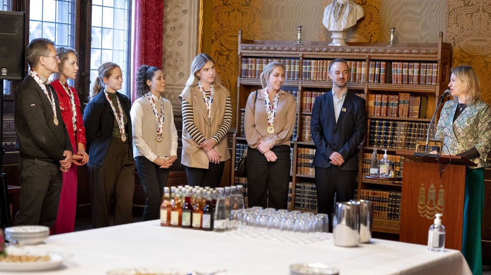 Københavns overborgmester Sophie Hæstorp Andersen holder tale for det danske curlinglandshold med Jasmin Lander, Mathilde Halse, skipper Madeleine Dupont, My Larsen og Denise Dupont efter EM-guldmedaljerne, som blev vundet 26. november. 