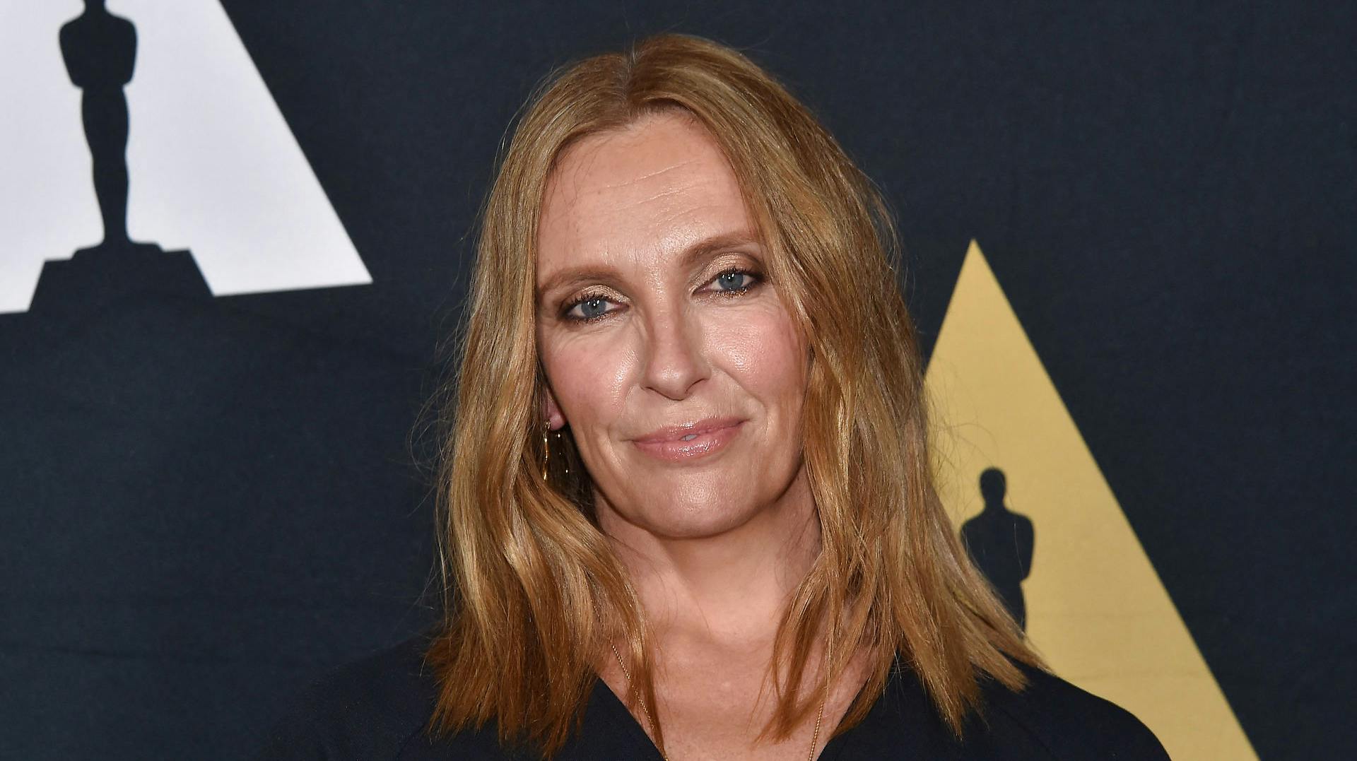 Toni Collettes mand er blevet set kysse med en anden kvinde. Nu skal de skilles.
