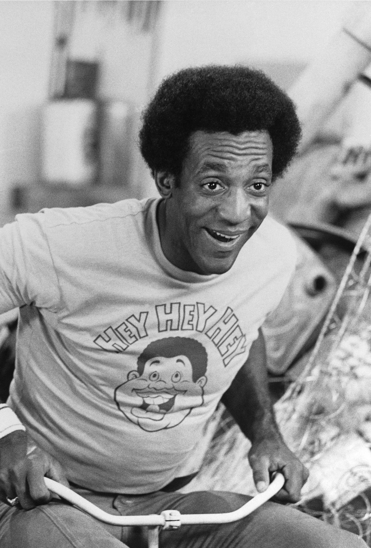 Bill Cosby var før sin kæmpe deroute en yderst populær skuespiller i USA. Han var en af de første afroamerikanske skuespillere, der fik sin egen sitcom serie.