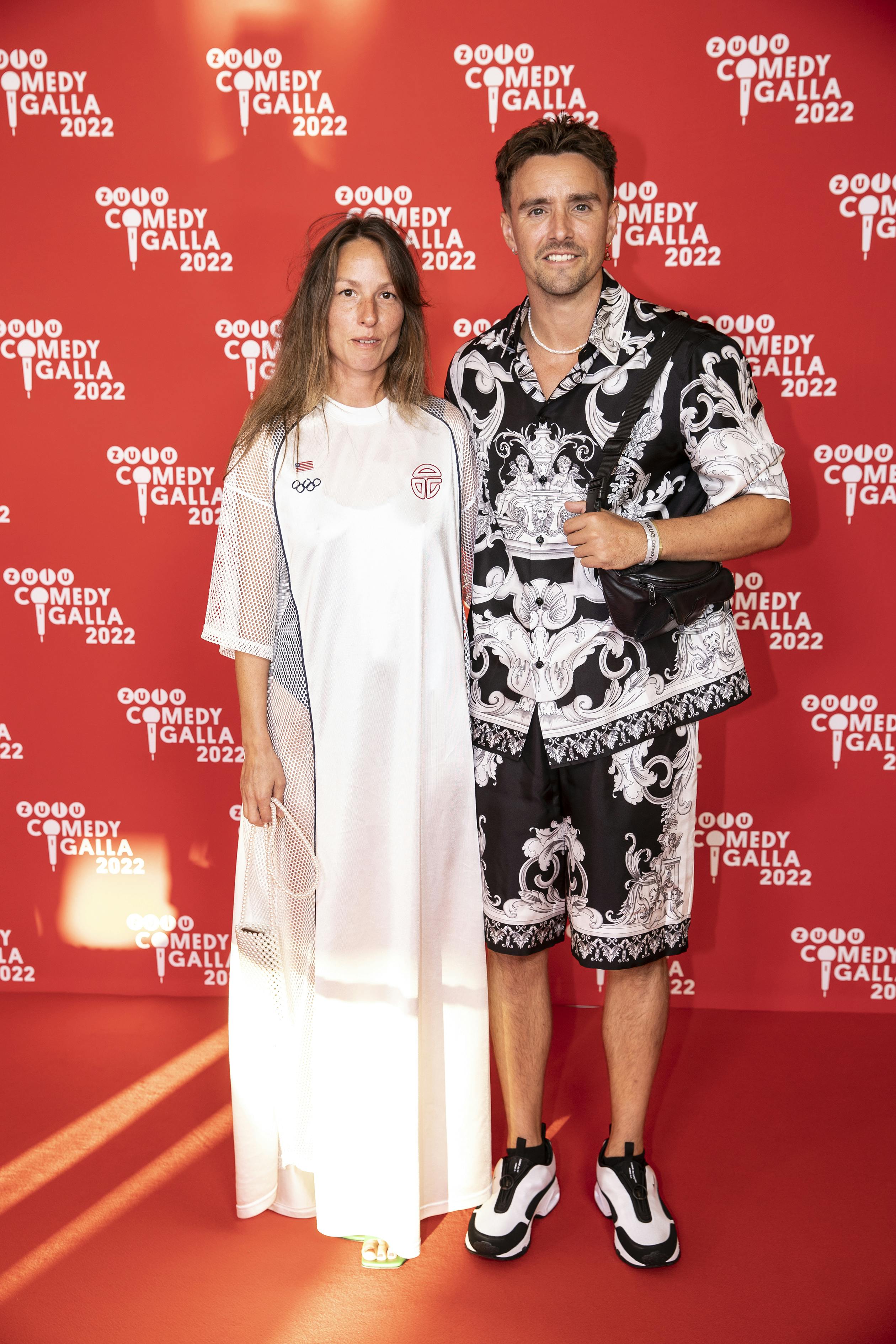 Martin Johannes Larsens hustru Sara-Lisa Schuster-Rossel kan vist godt betegnes som en frisk pige, der er med på en spøg ...