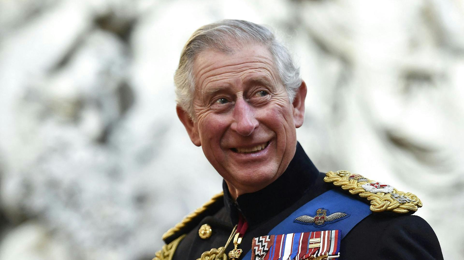 Fra torsdag vil man kunne betale med en mønt med Kong Charles IIIs ansigt på i England. nbsp;
