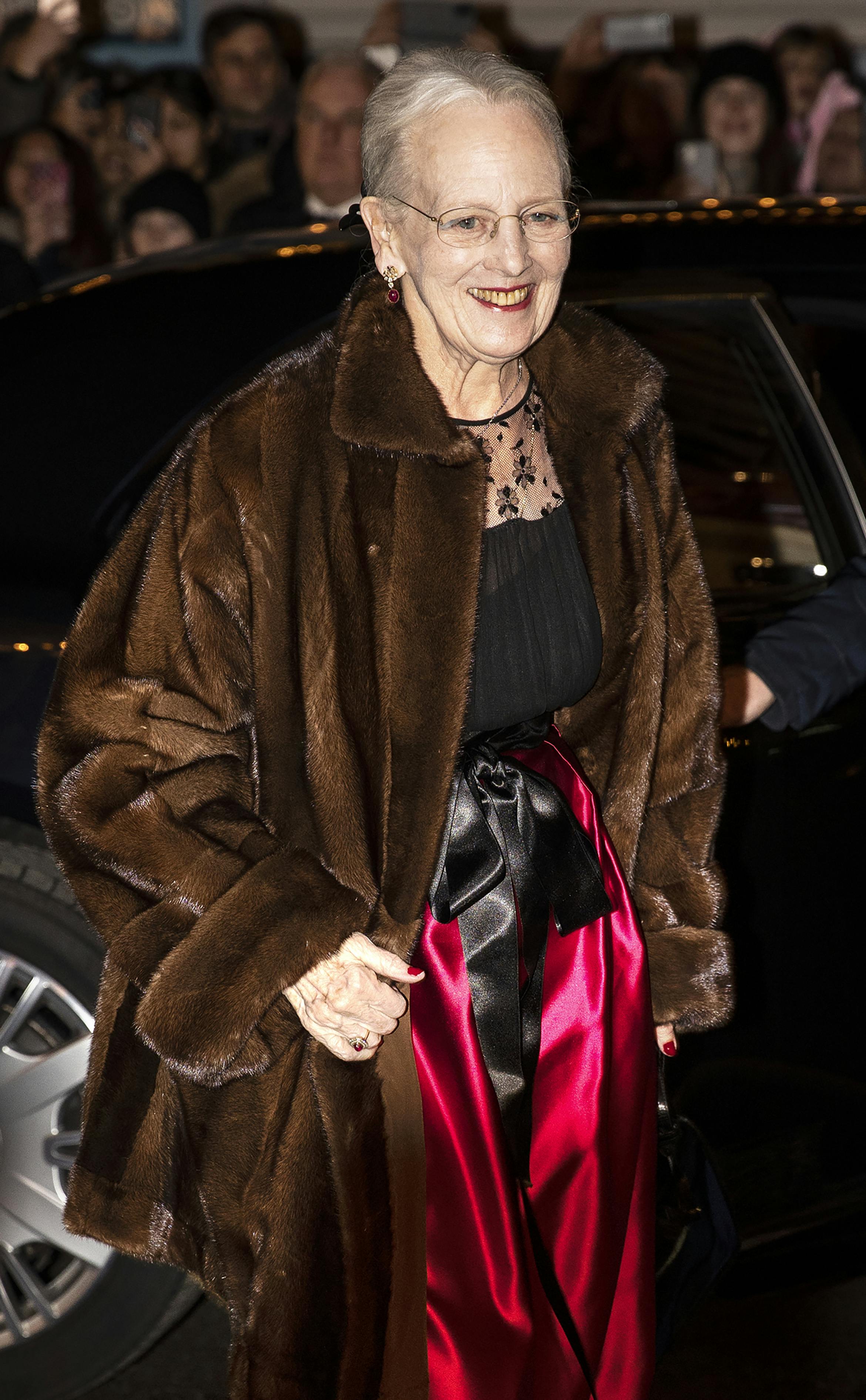Dronning Margrethe har heller ikke været at finde bag en låge i julekalenderen endnu, men det er dog fraværet af prins Joachim og hans familie, der er undrer folk. 