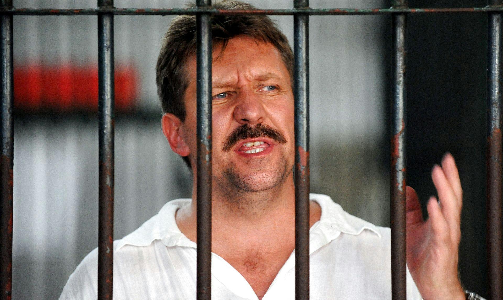 Rusland fik i dag sin vilje og lavede en menneskehandel, der satte 55-årige Viktor Bout på fri fod. Den brutale våbenhandler er nemlig rigtig gode venner med banditterne i Putins regime.