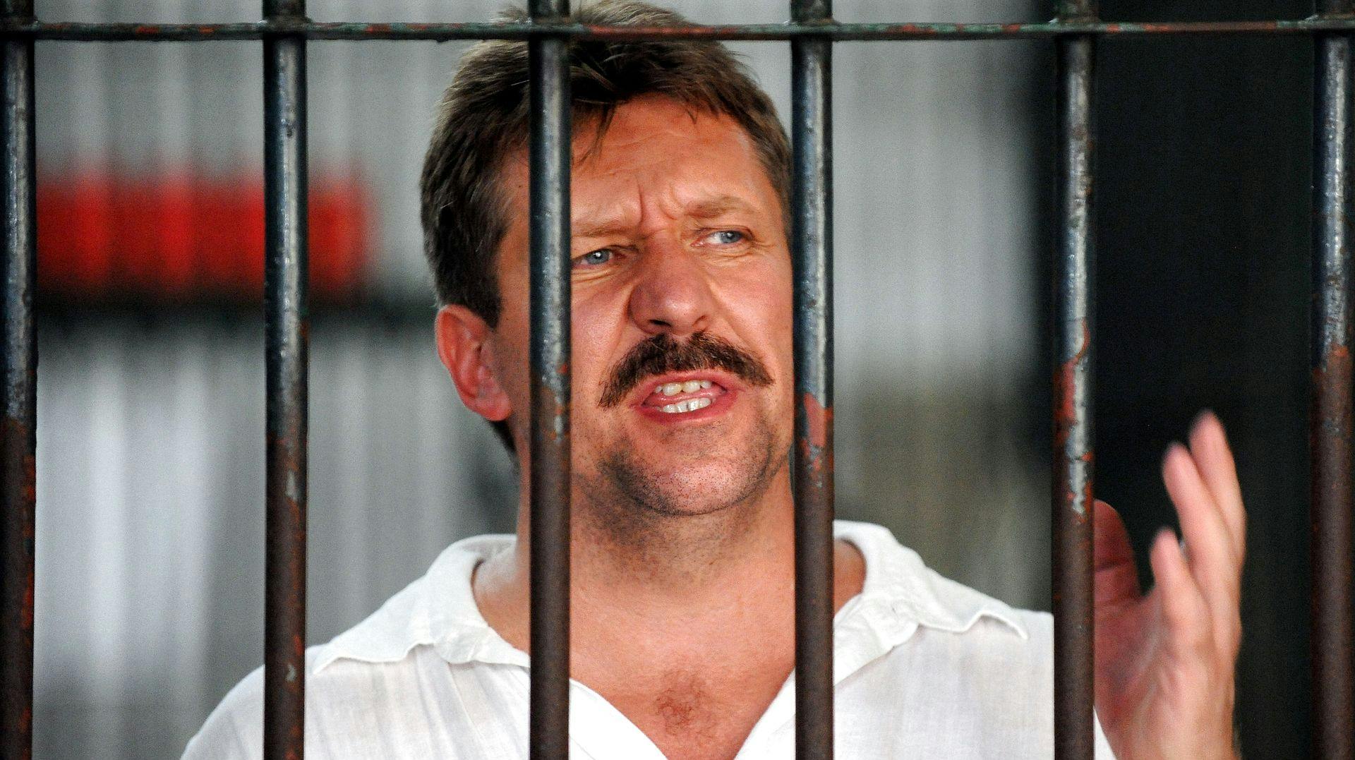 Rusland fik i dag sin vilje og lavede en menneskehandel, der satte 55-årige Viktor Bout på fri fod. Den brutale våbenhandler er nemlig rigtig gode venner med banditterne i Putins regime.