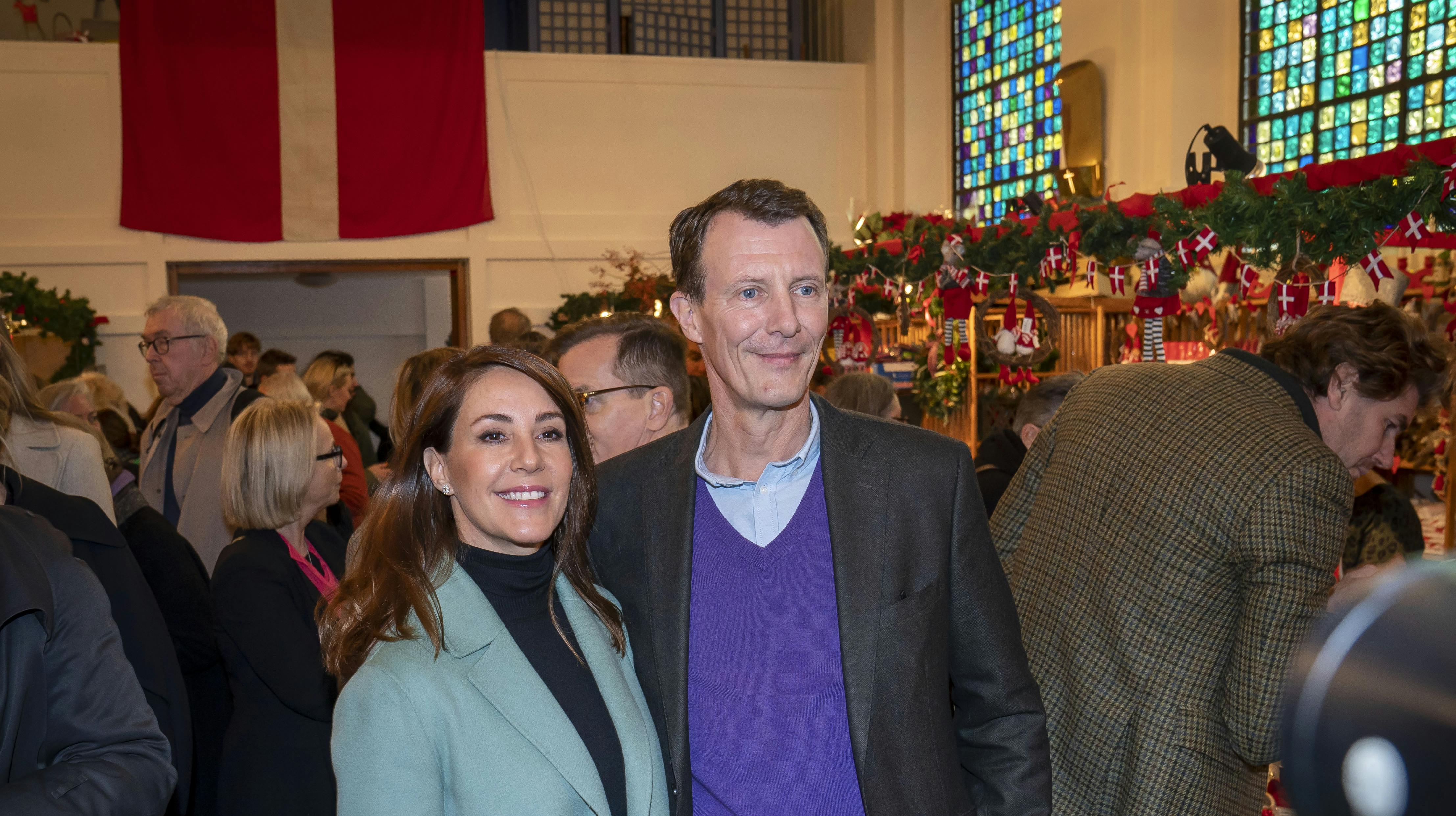 Mens resten af familien hygger på Amalienborg, så fejrer prins Joachim og prinsesse Marie julen i Paris. Her er de til en julebazar i Frederikskirken, den Danske Kirke i Paris.