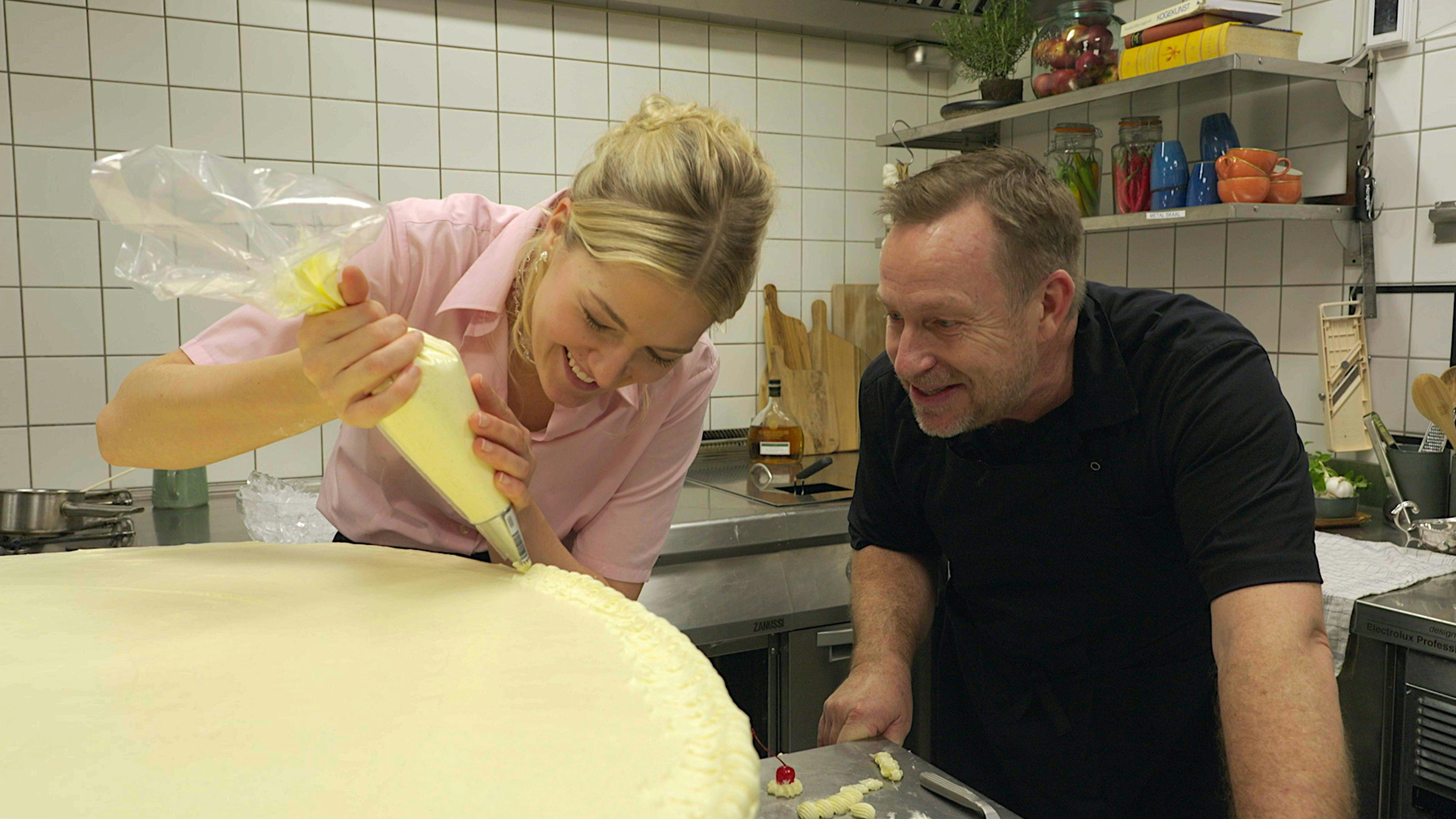 Her fortolker Adam Price og Frederikke Legaard julemåltidet fra Charles Dickens "Et juleeventyr". 