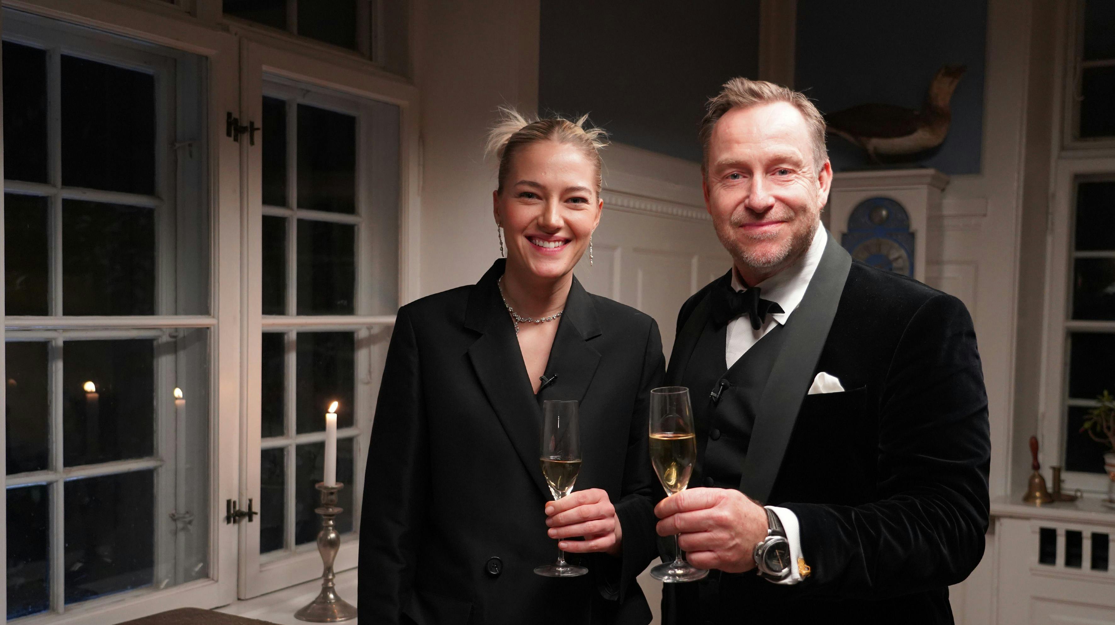 Adam Price og Frederikke Legaard slår nu hovederne sammen forat genskabe eventyrlige måltider i et juleprogram på DR's hovedkanal. 