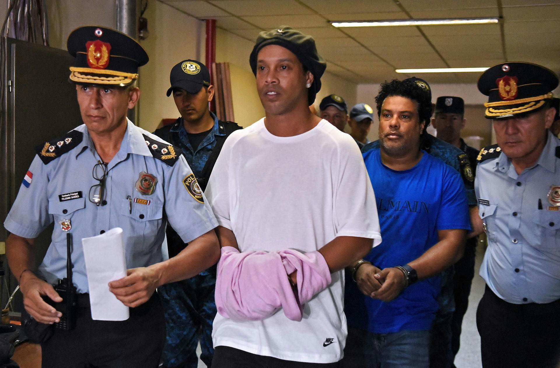 Ronaldinho blev arresteret i Paraguay efter at være rejst med et falsk pas. 