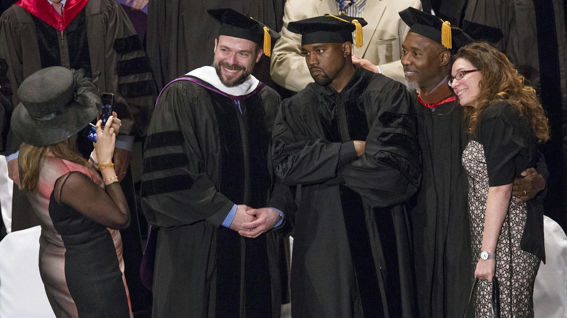 En kunstskole i Chicago har frataget Ye den æresdoktorgrad, som skolen tildelte ham i 2015.