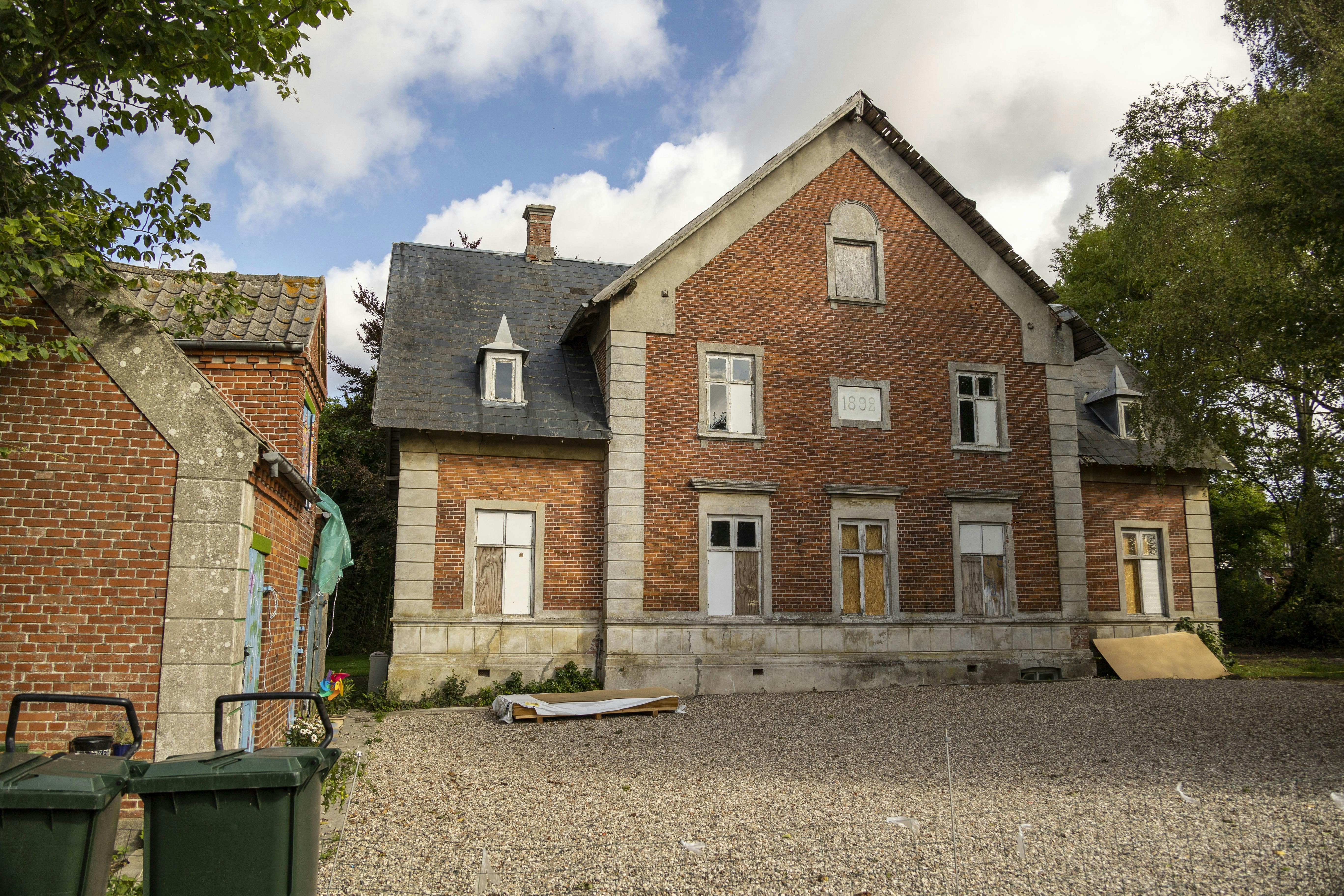 Sofie Linde og Joakim Ingversens hus på Langeland, Vennely, som det så ud, da de overtog det i 2021. Det trængte med al tydelighed til spandevis af kærlighed og knofedt.&nbsp;
