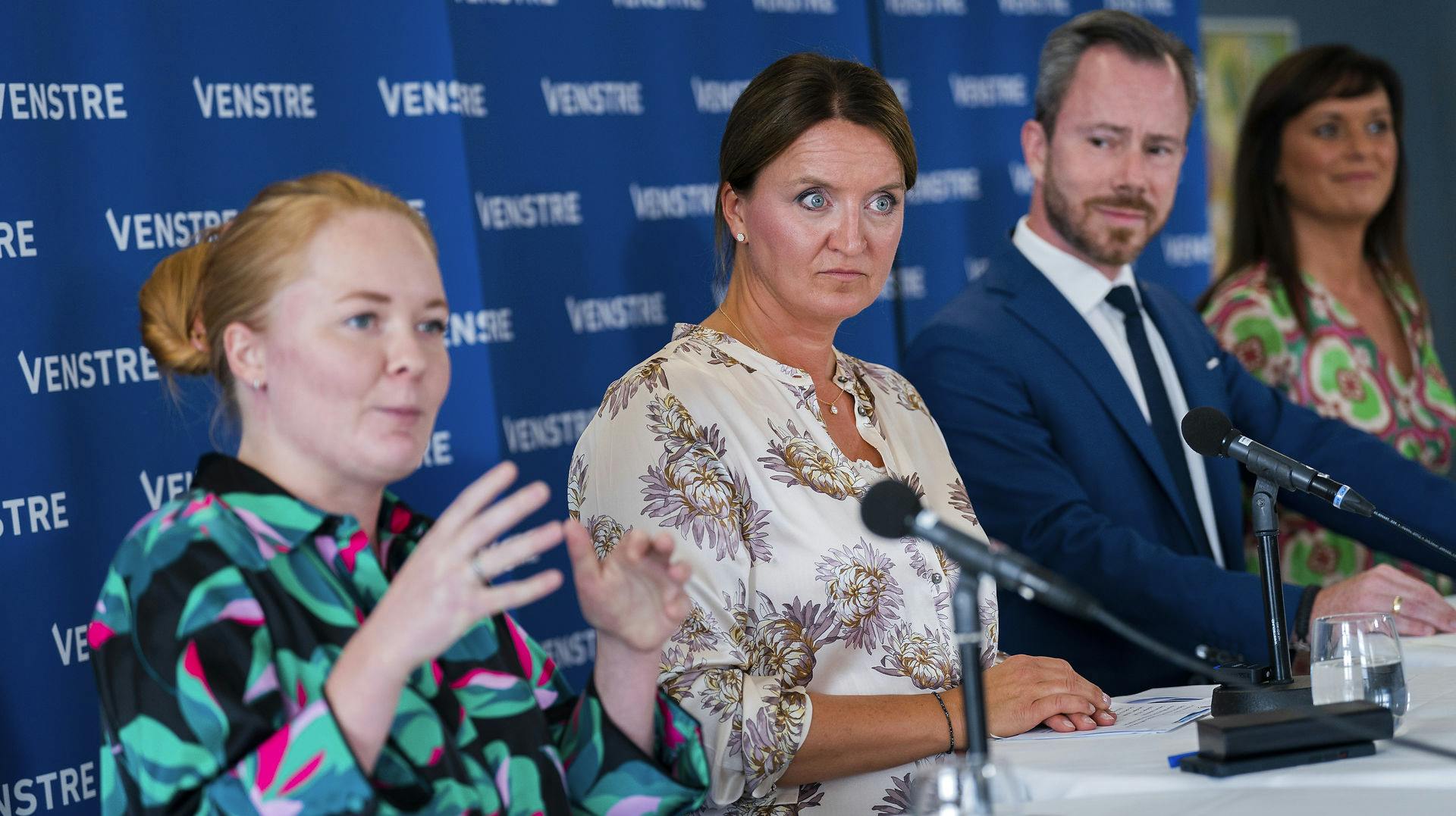 VU-formand Maria Ladegaard (t.v.) er iskold i sin kritik af Jakob Ellemann-Jensen. Vælger han Mette Frederiksen, vælger han også de unge liberale fra, mener hun.