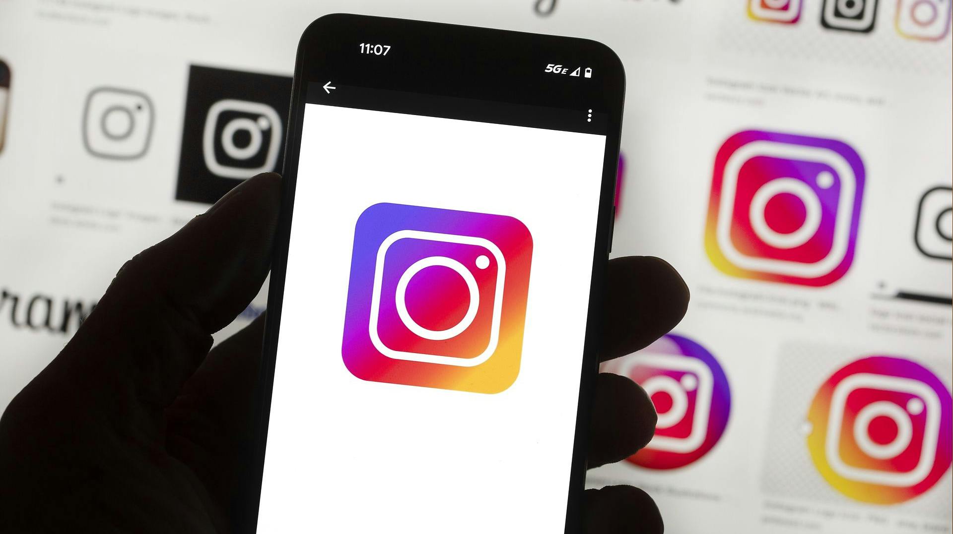 En influencer er anklaget for at have delt børnepornografisk materiale på Instagram på en såkaldt live til et ukendt antal personer.