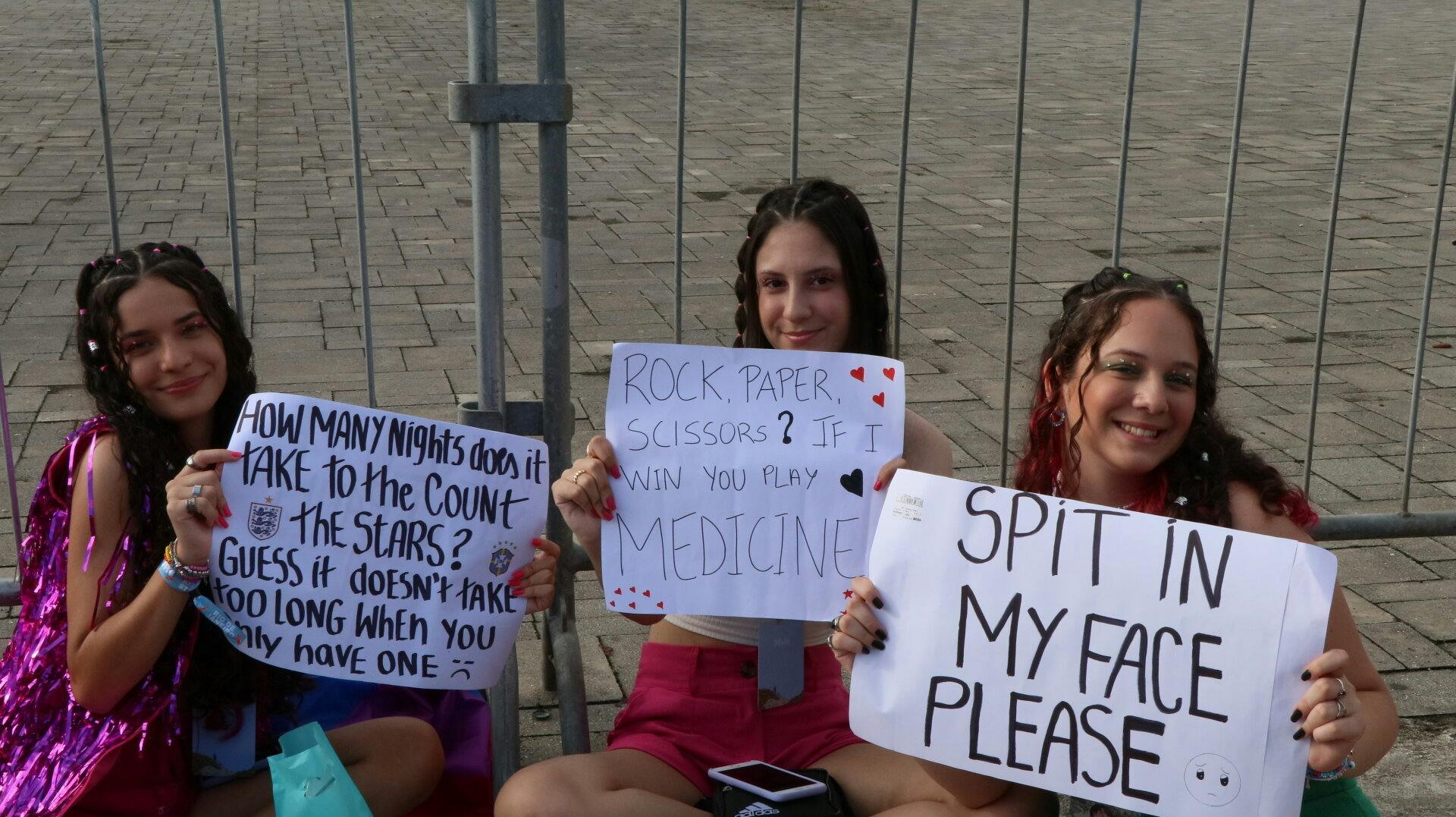 Opbakningen til koncerterne er vanen tro enorm. Her er det hans, der venter på Harry Styles før hans koncert i Rio de Janeiro.